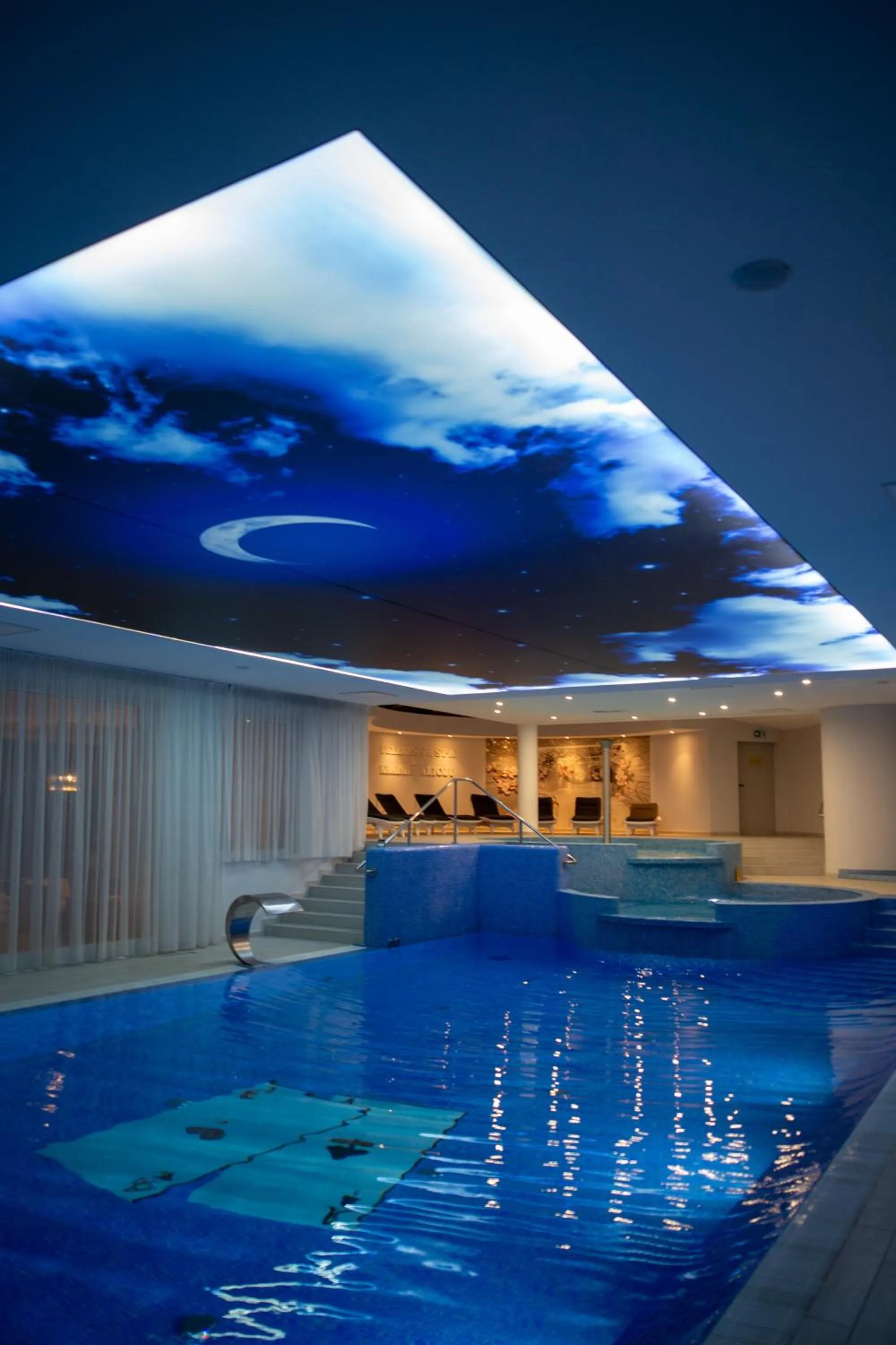 Swimming pool in W Krainie Alicji