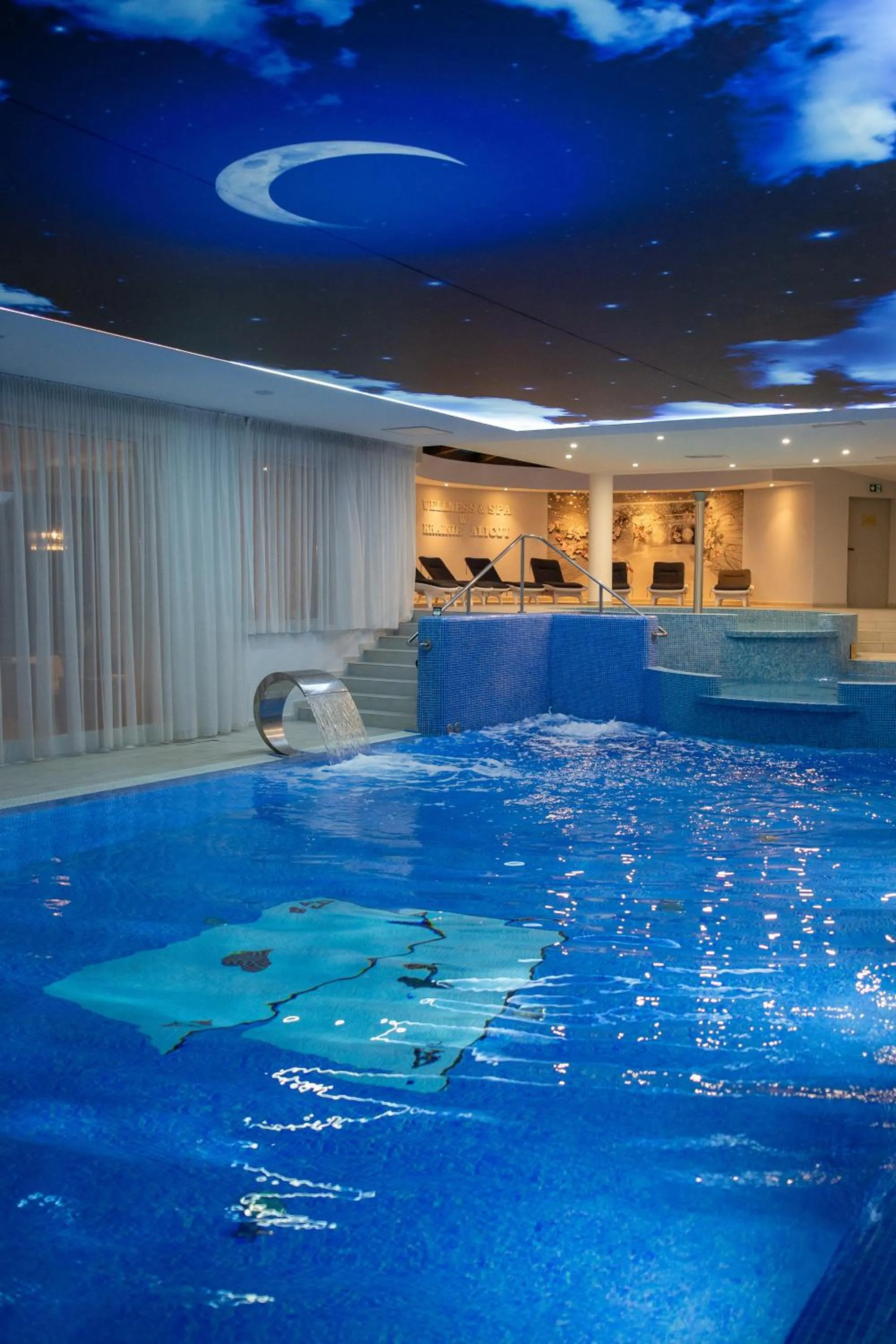 Swimming pool in W Krainie Alicji