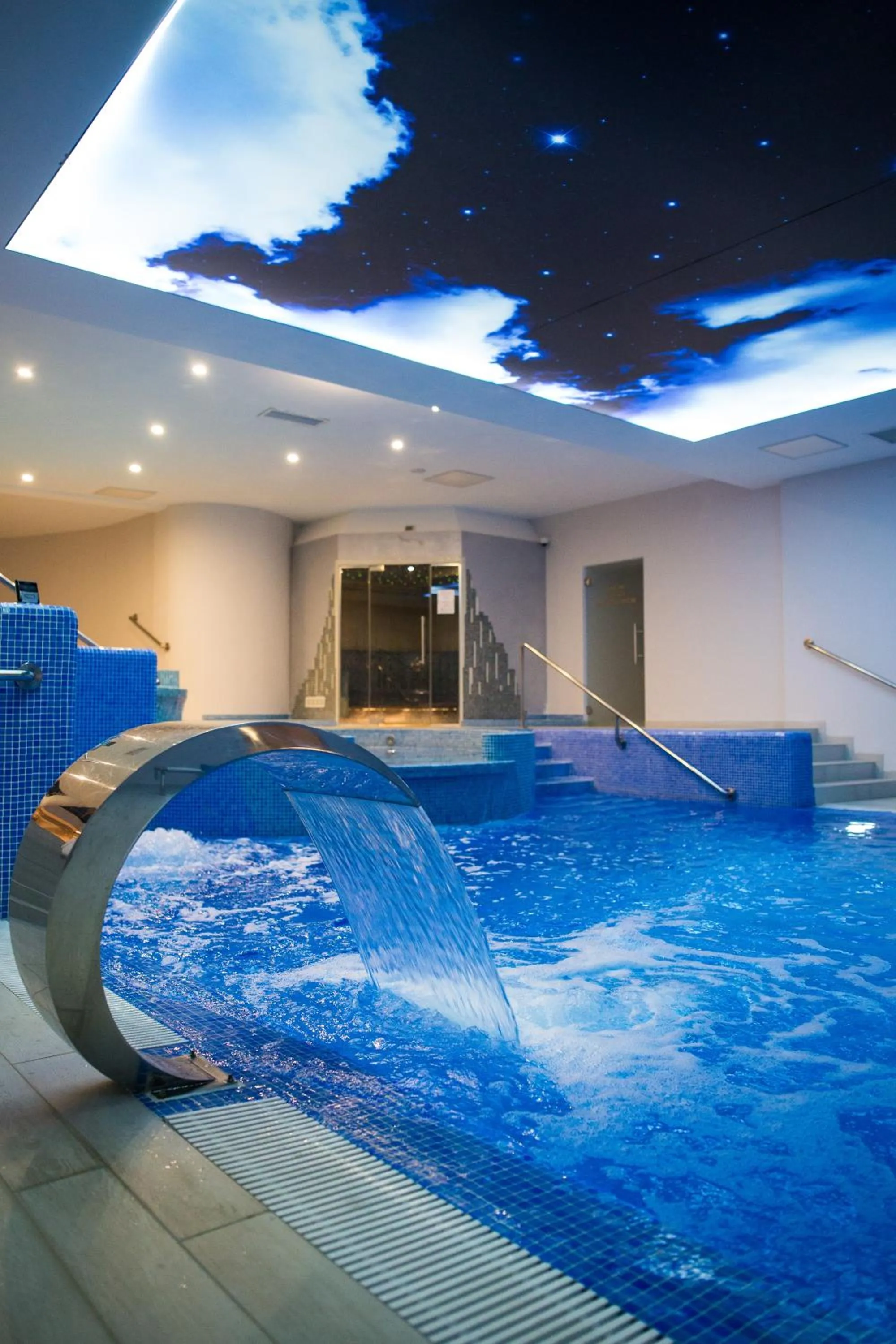 Swimming pool in W Krainie Alicji