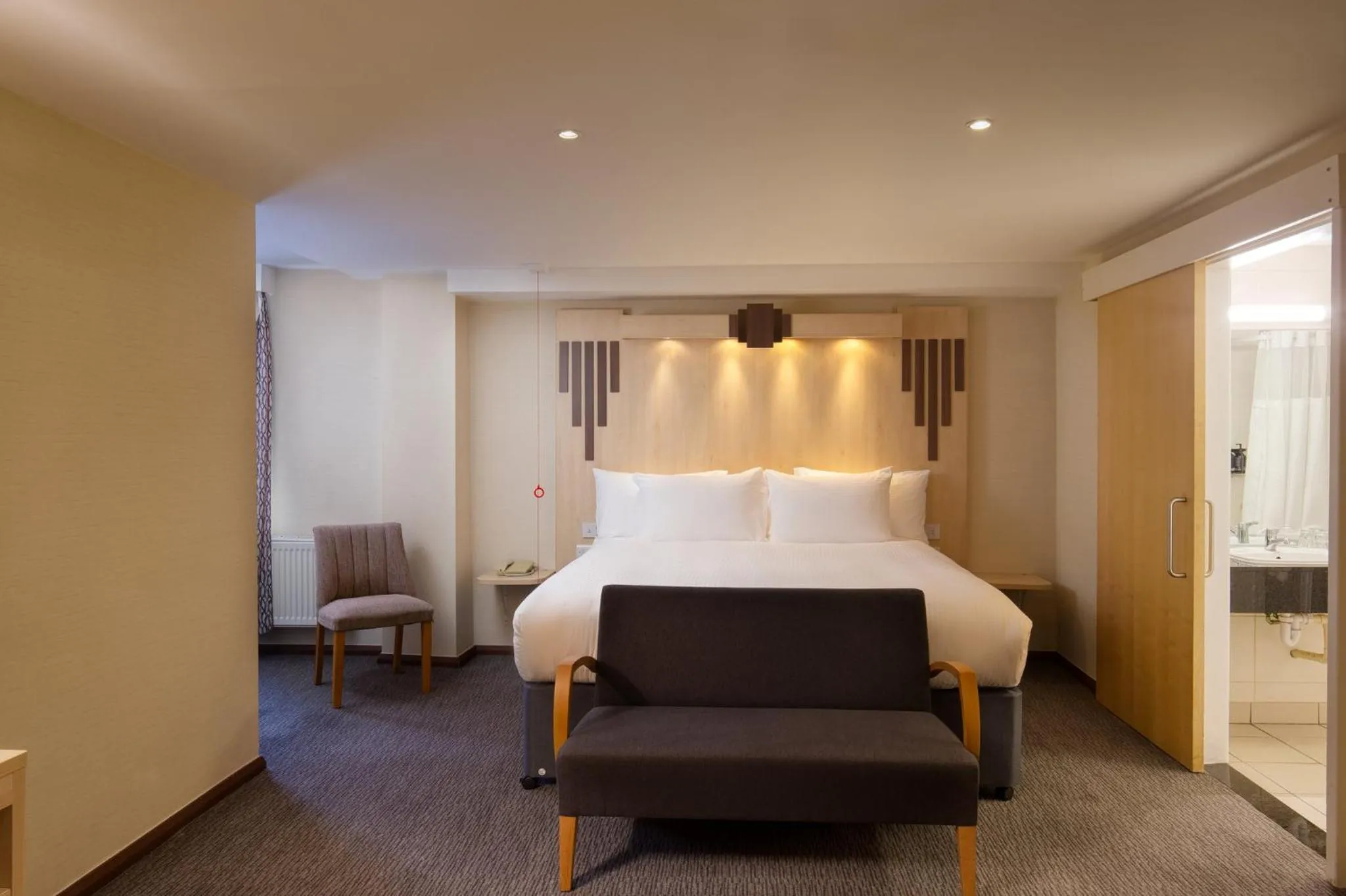 Photo of the whole room, Bed in Tavistock Hotel