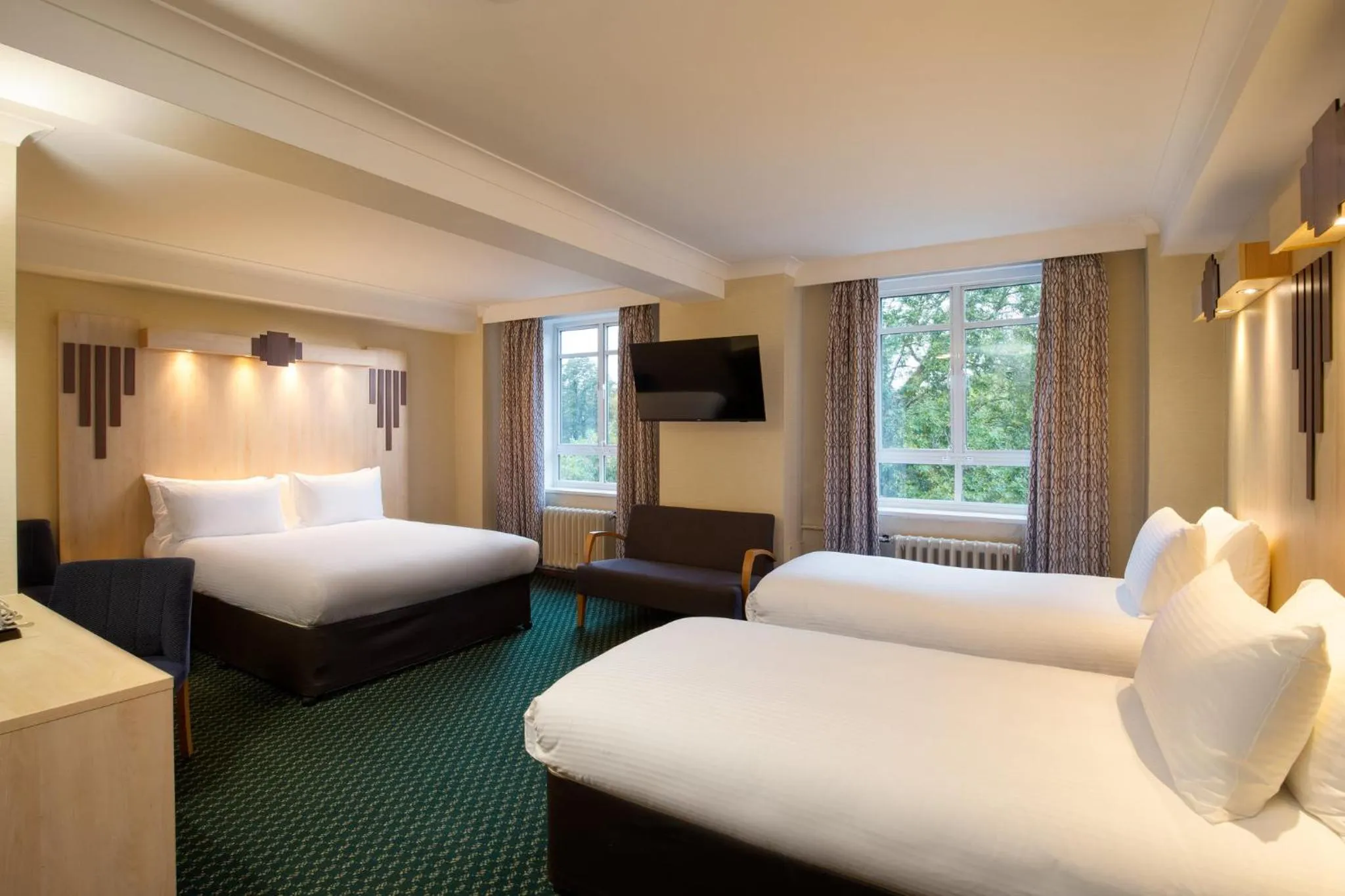 Photo of the whole room, Bed in Tavistock Hotel