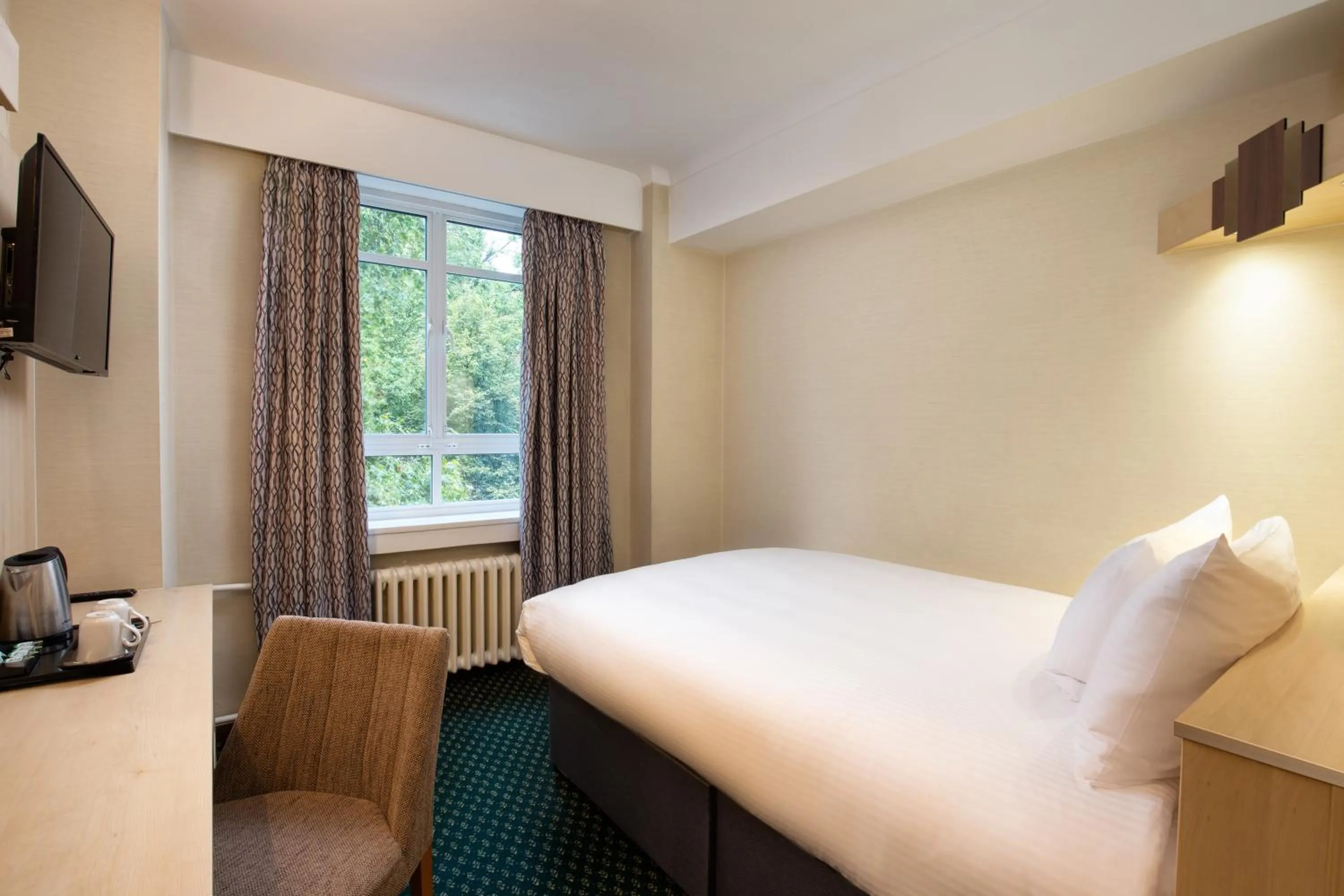 Bed in Tavistock Hotel