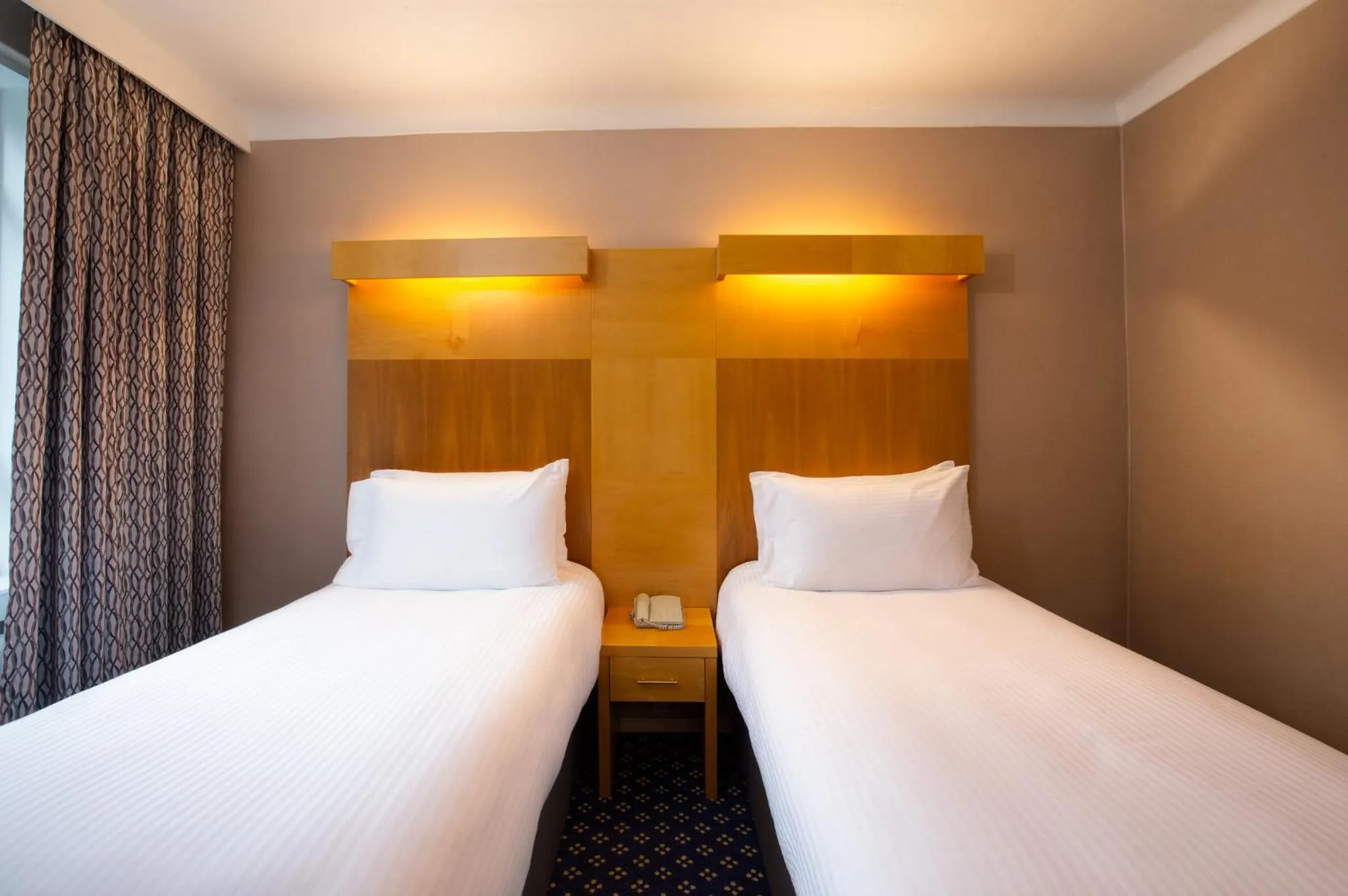 Photo of the whole room, Bed in Tavistock Hotel