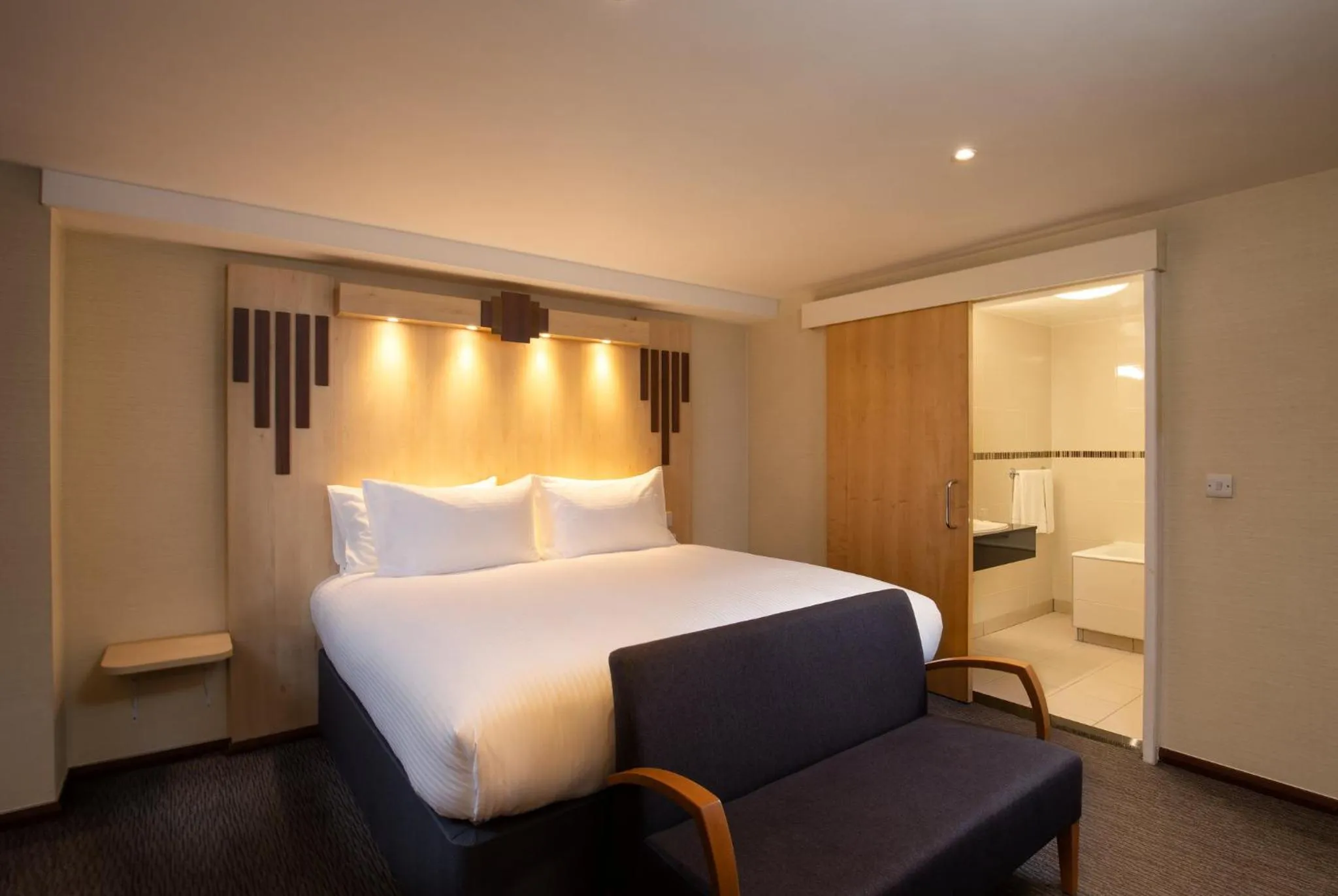 Photo of the whole room, Bed in Tavistock Hotel