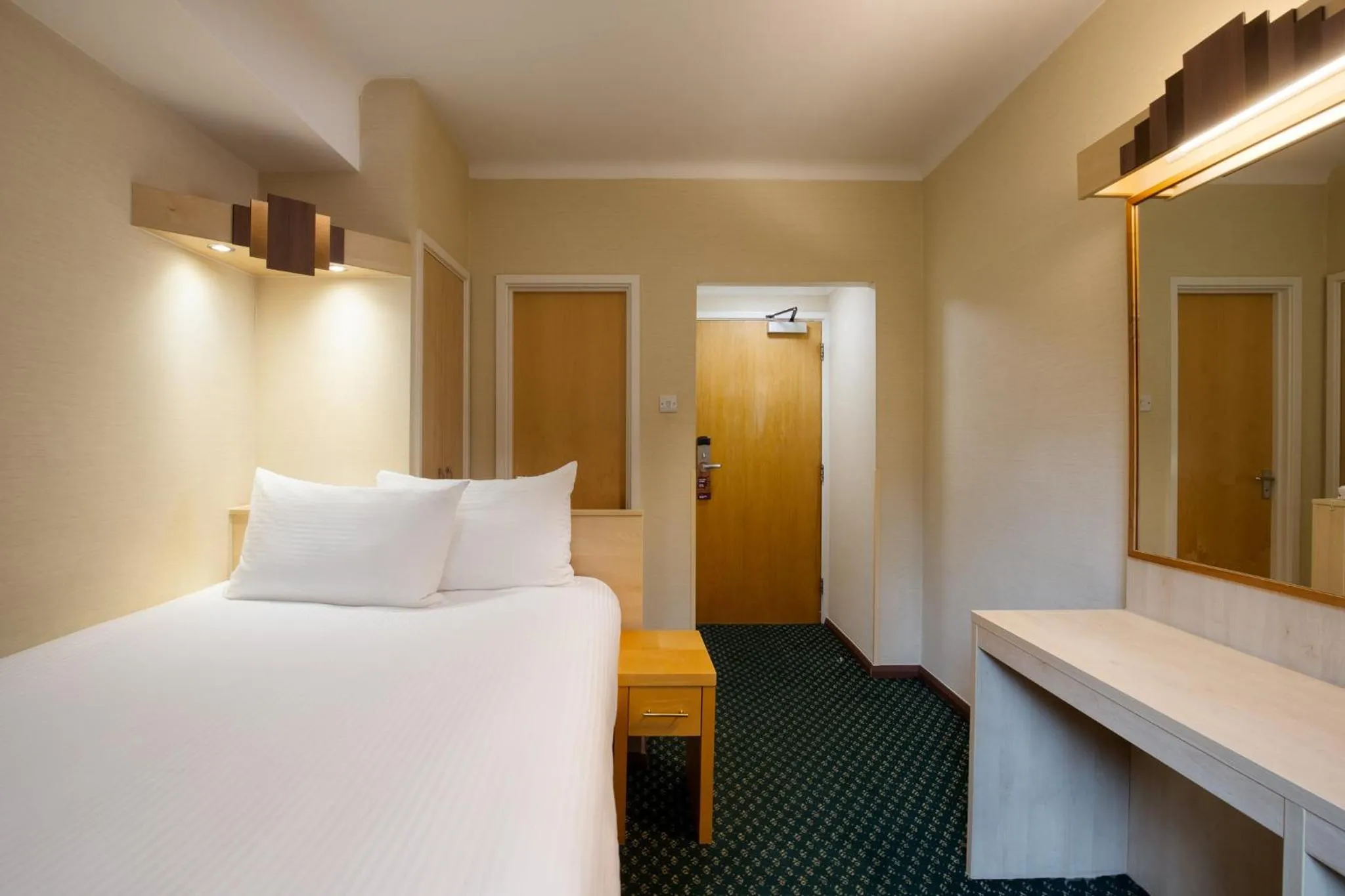 Photo of the whole room, Bed in Tavistock Hotel