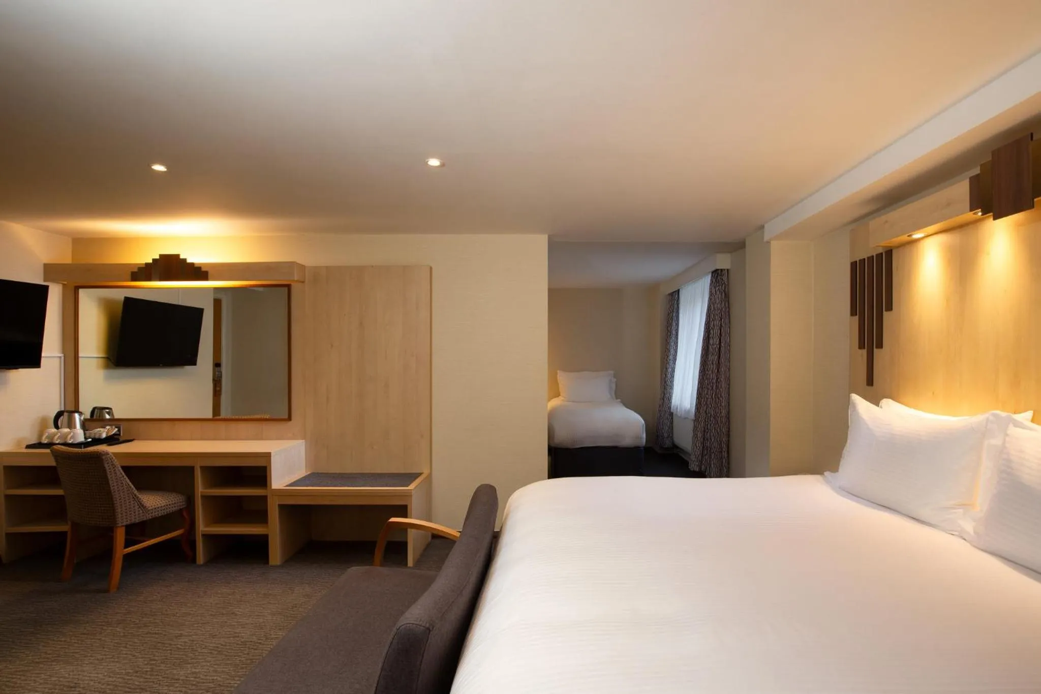 Photo of the whole room, Bed in Tavistock Hotel