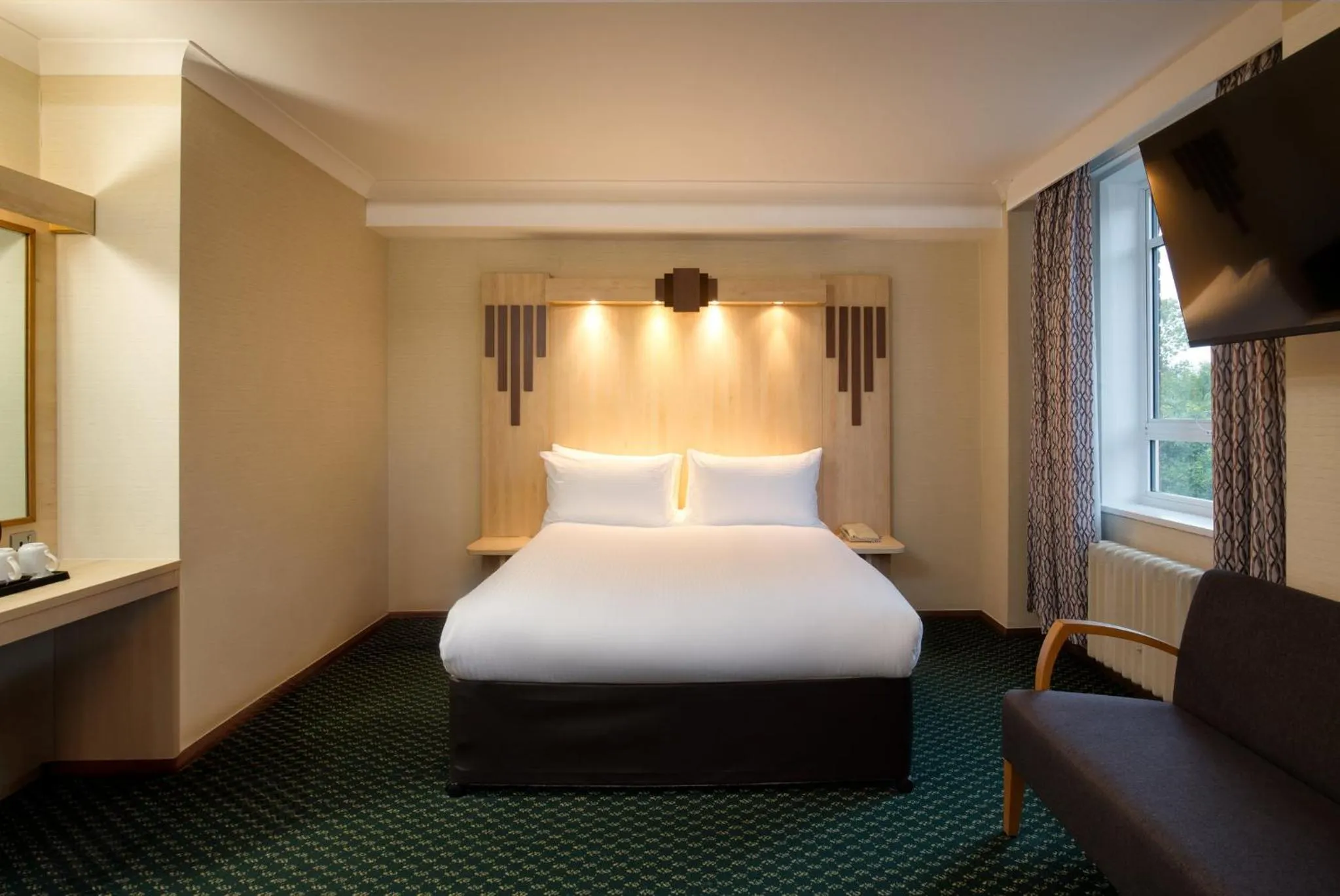 Photo of the whole room, Bed in Tavistock Hotel