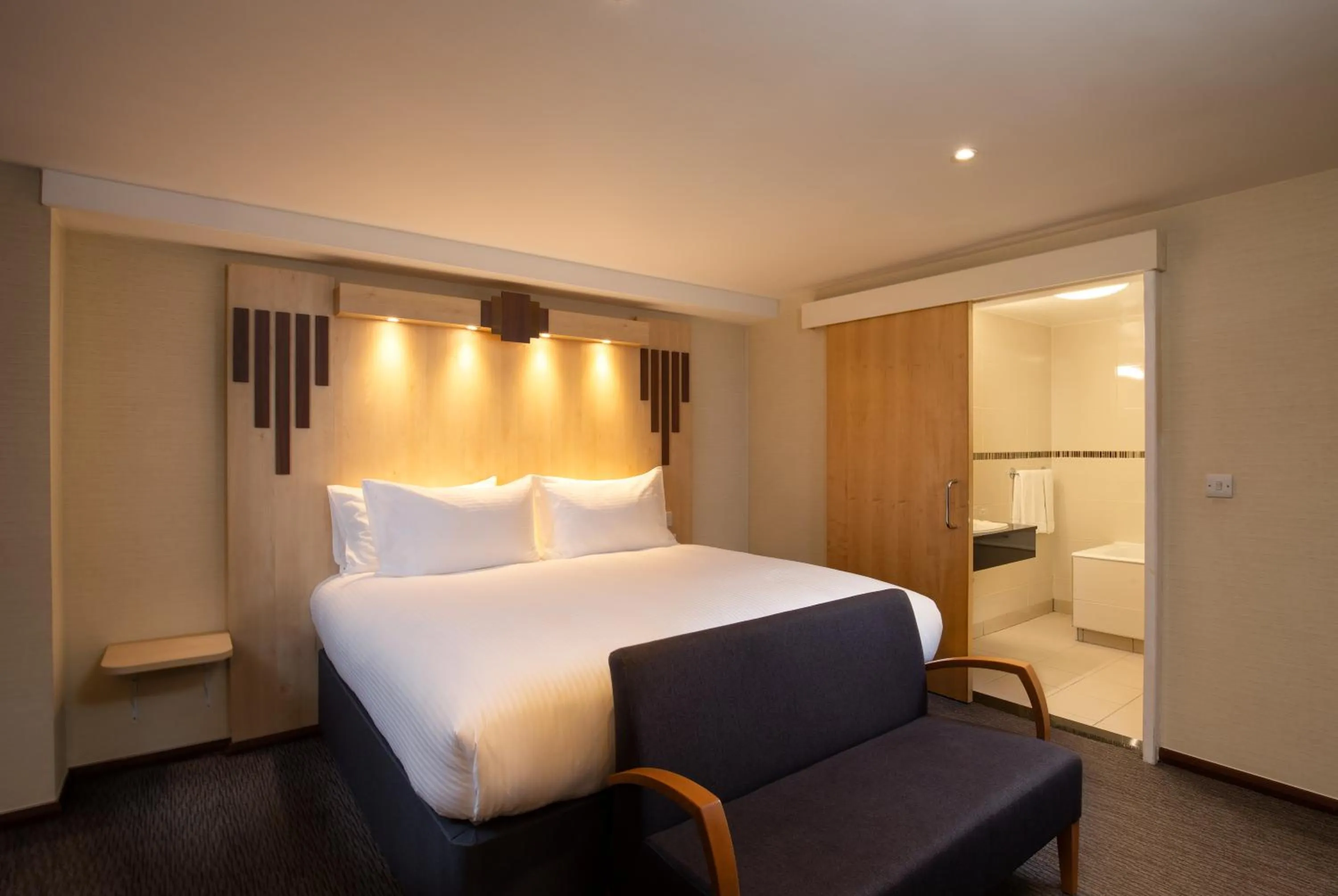 Bedroom, Bed in Tavistock Hotel