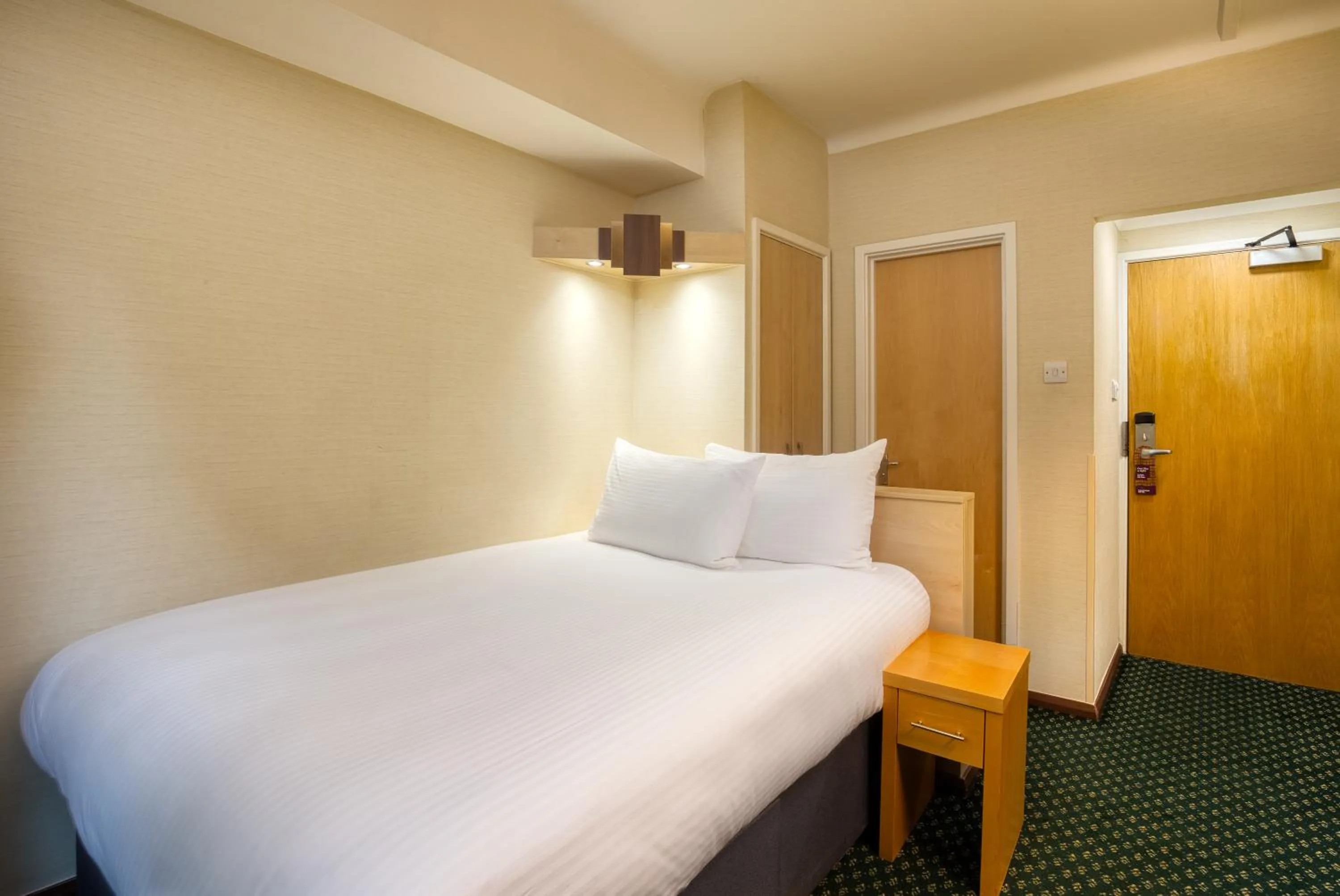 Bedroom, Bed in Tavistock Hotel