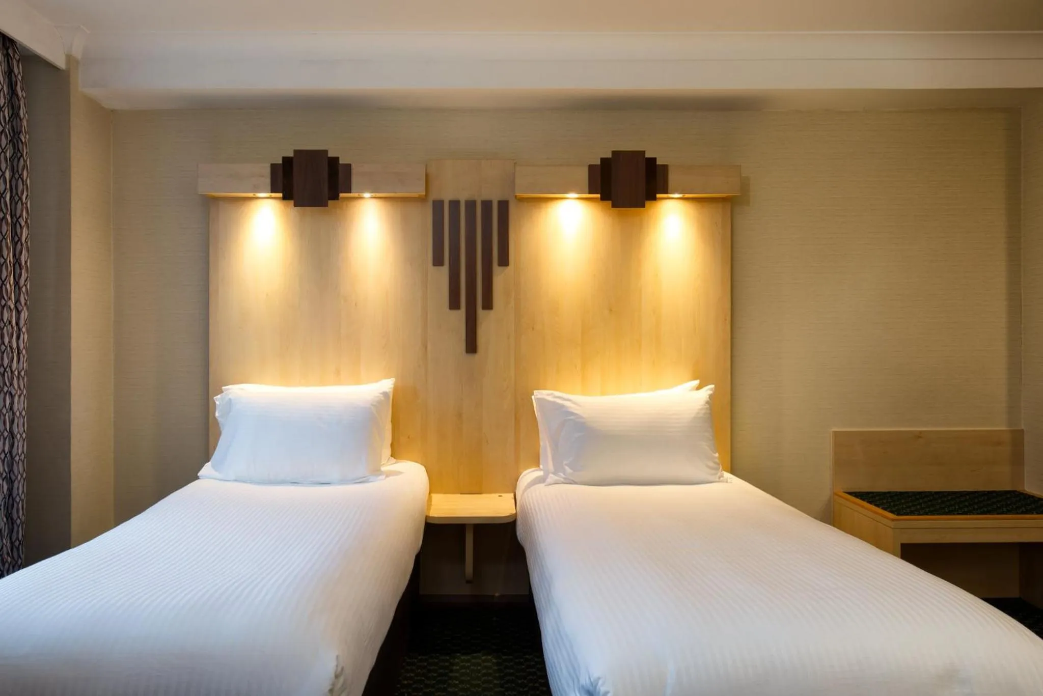 Photo of the whole room, Bed in Tavistock Hotel