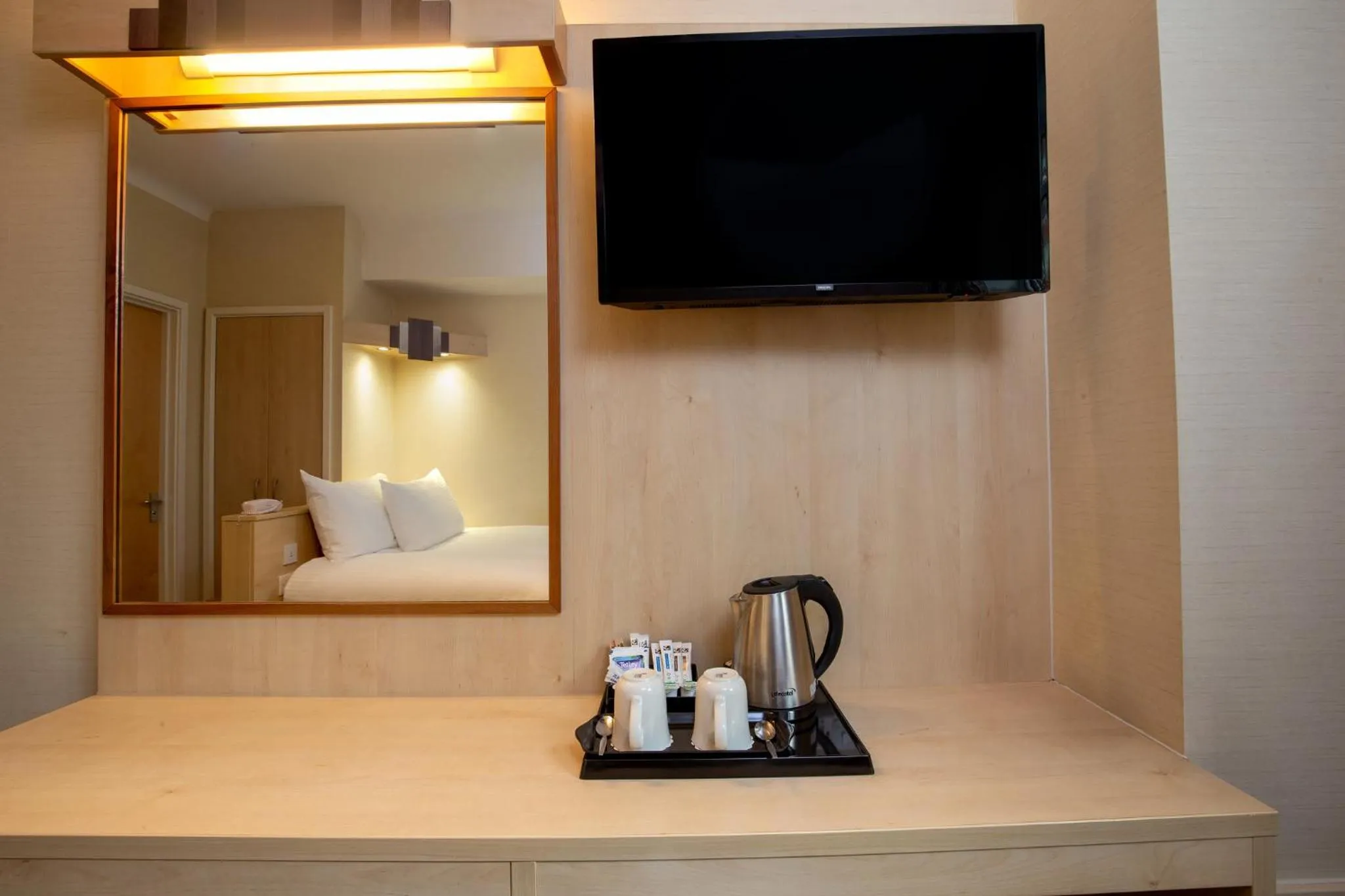 Photo of the whole room, Bed in Tavistock Hotel