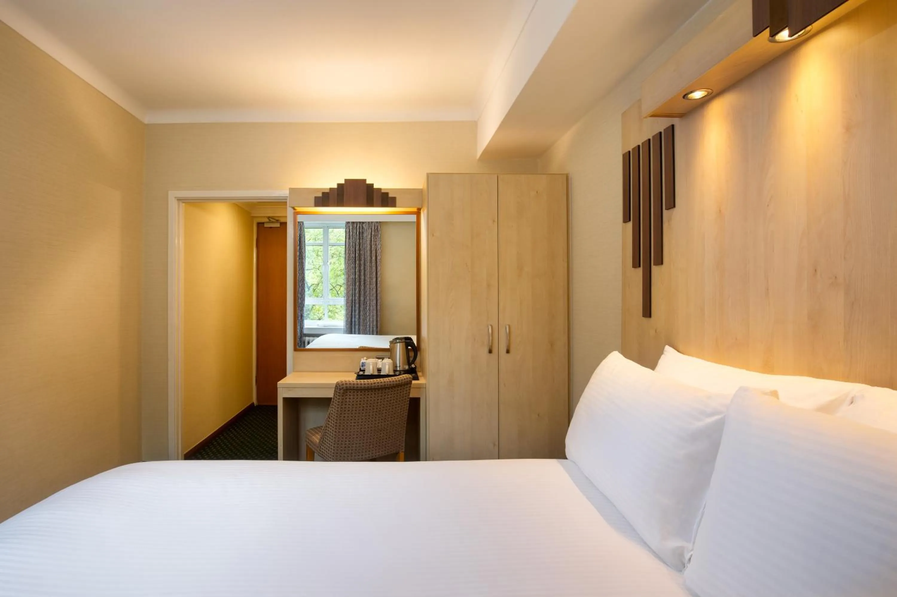 Bedroom, Bed in Tavistock Hotel