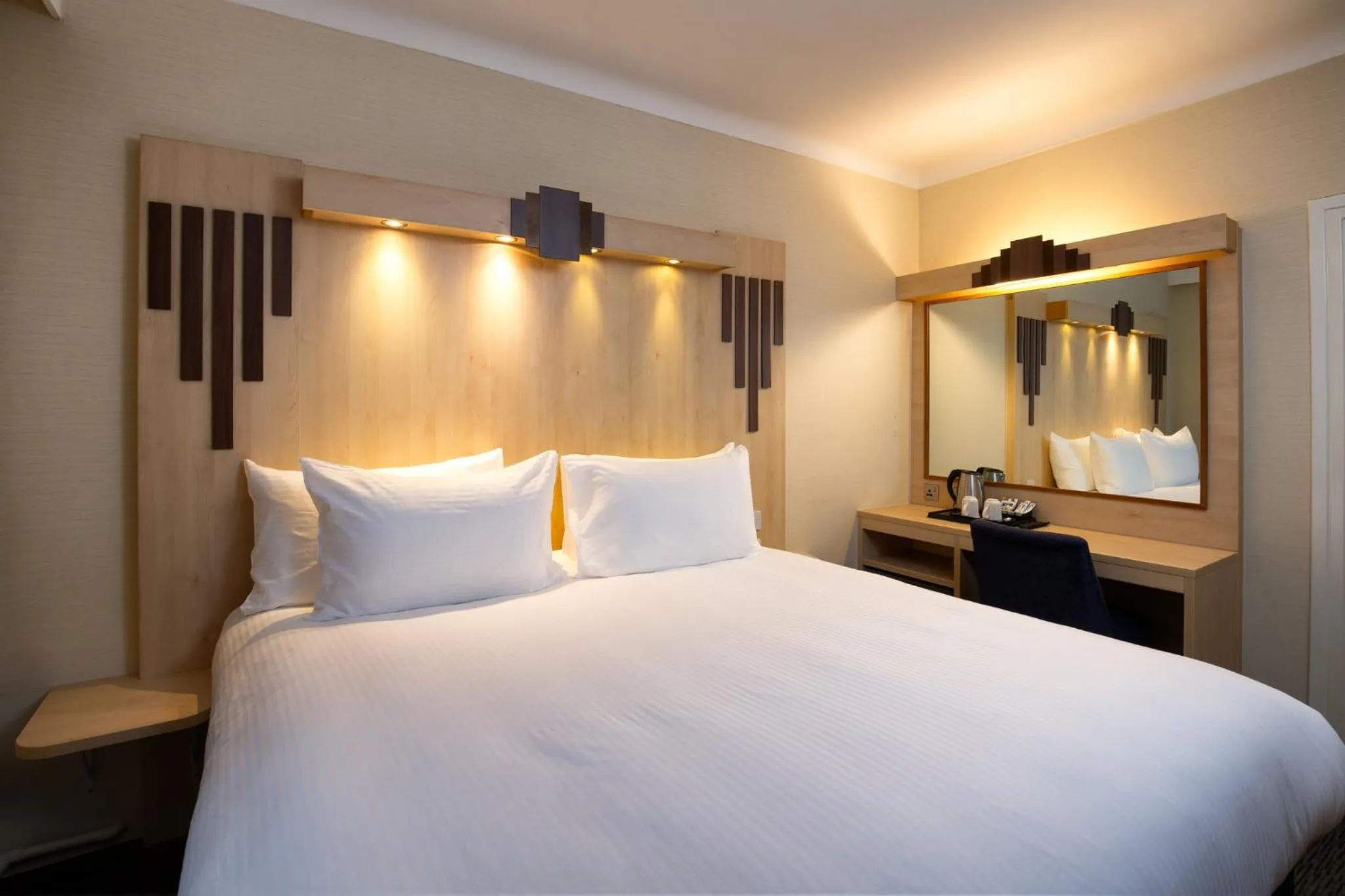 Photo of the whole room, Bed in Tavistock Hotel