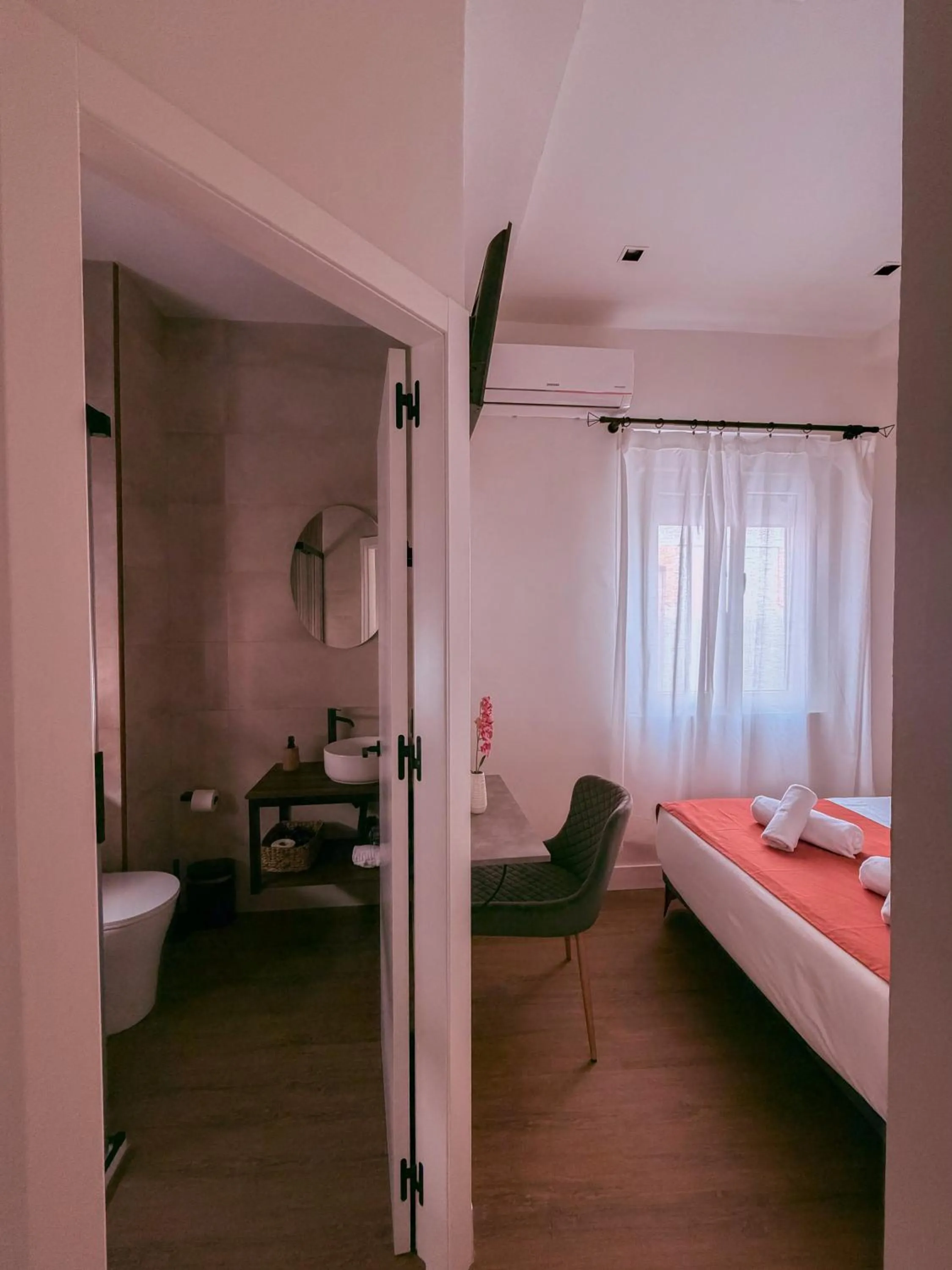 Bathroom, Bed in La Banda Suites