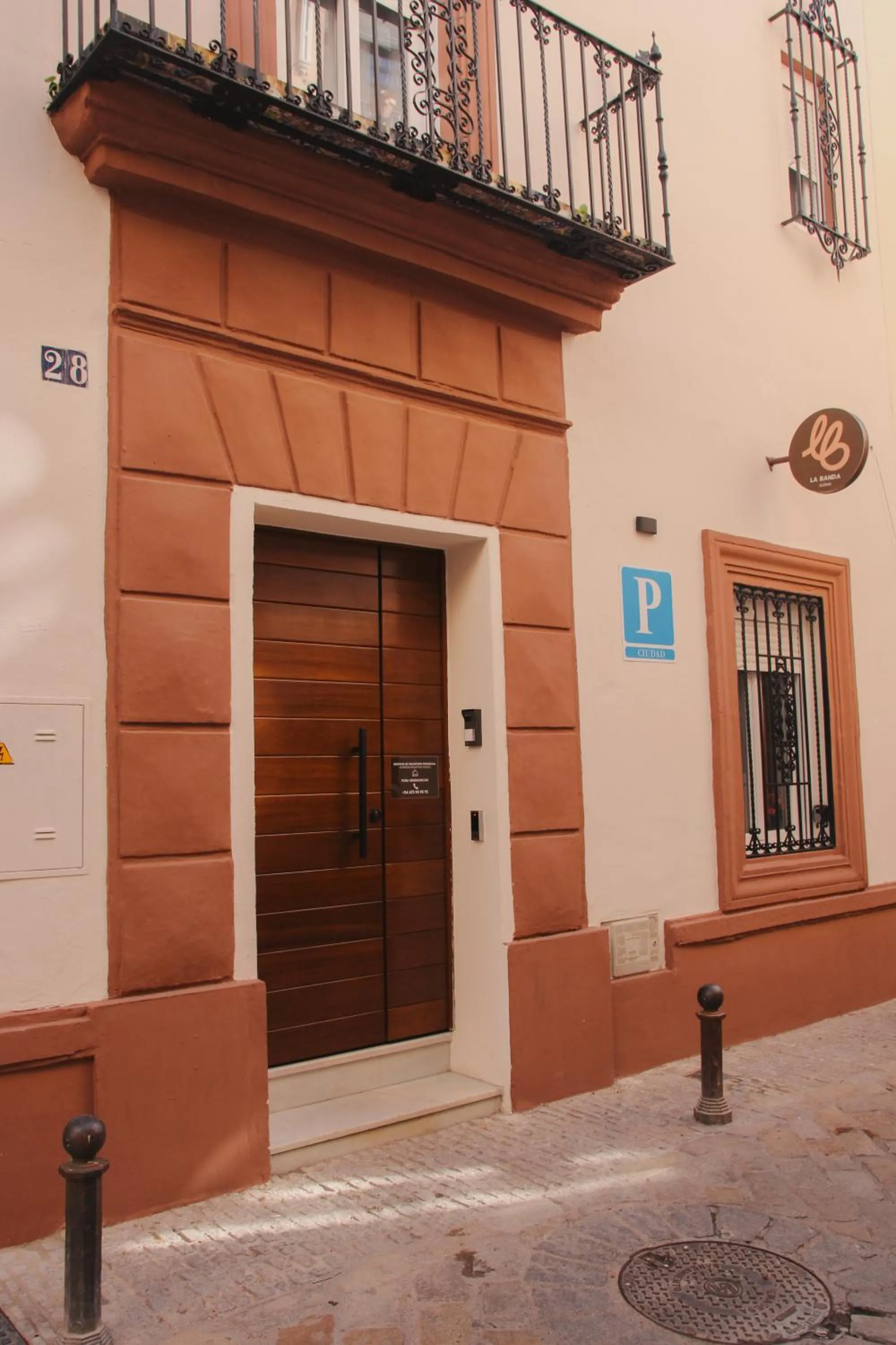 Facade/entrance in La Banda Suites