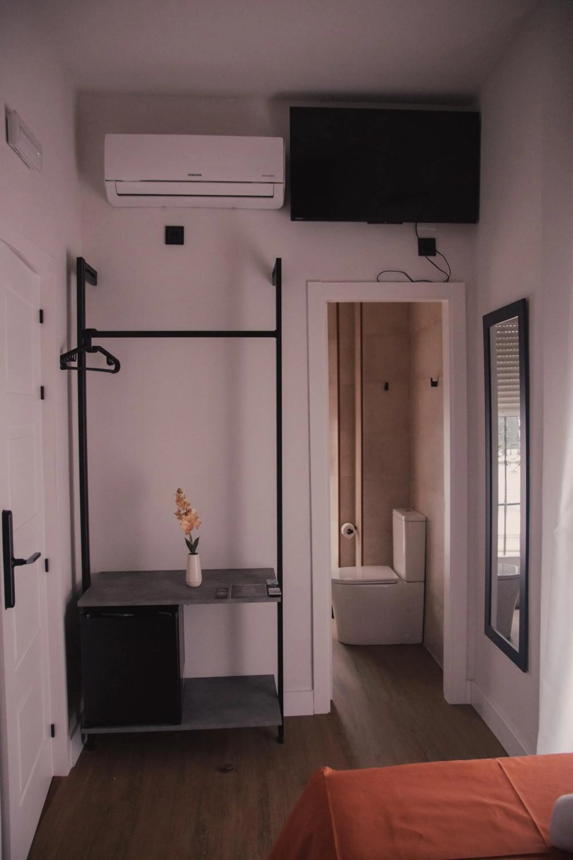 wardrobe, Bed in La Banda Suites