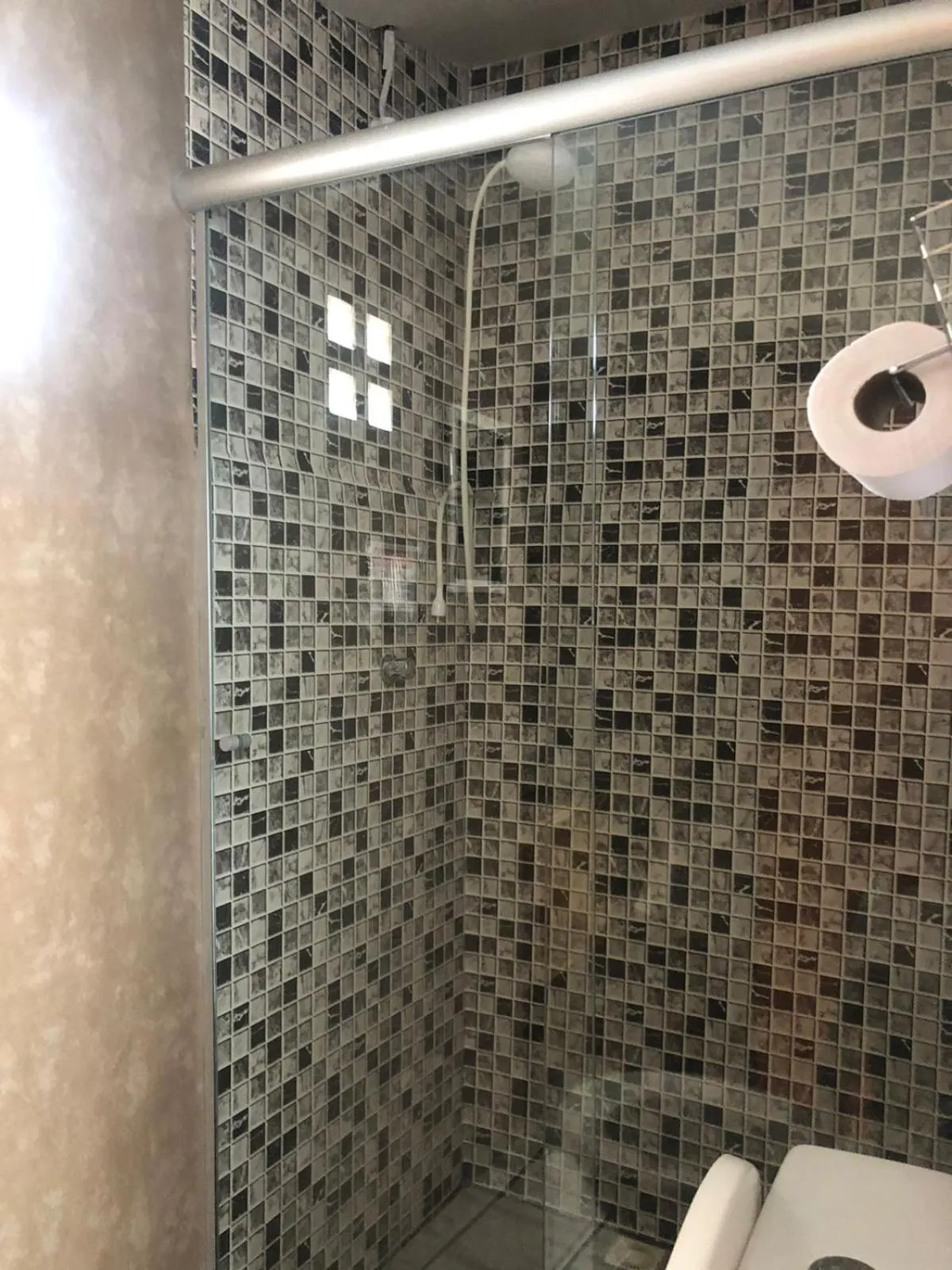 Shower in Tamboleiro's Hotel Residence