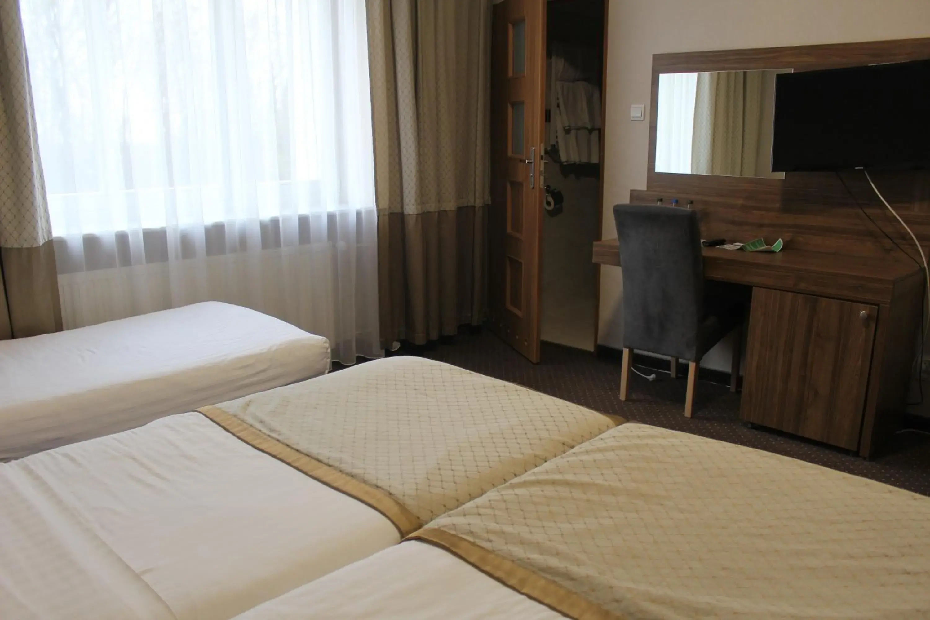 Triple Room with Private Bathroom in Wielspin Puszczykowo Triple Room with Private Bathroom in Wielspin Puszczykowo