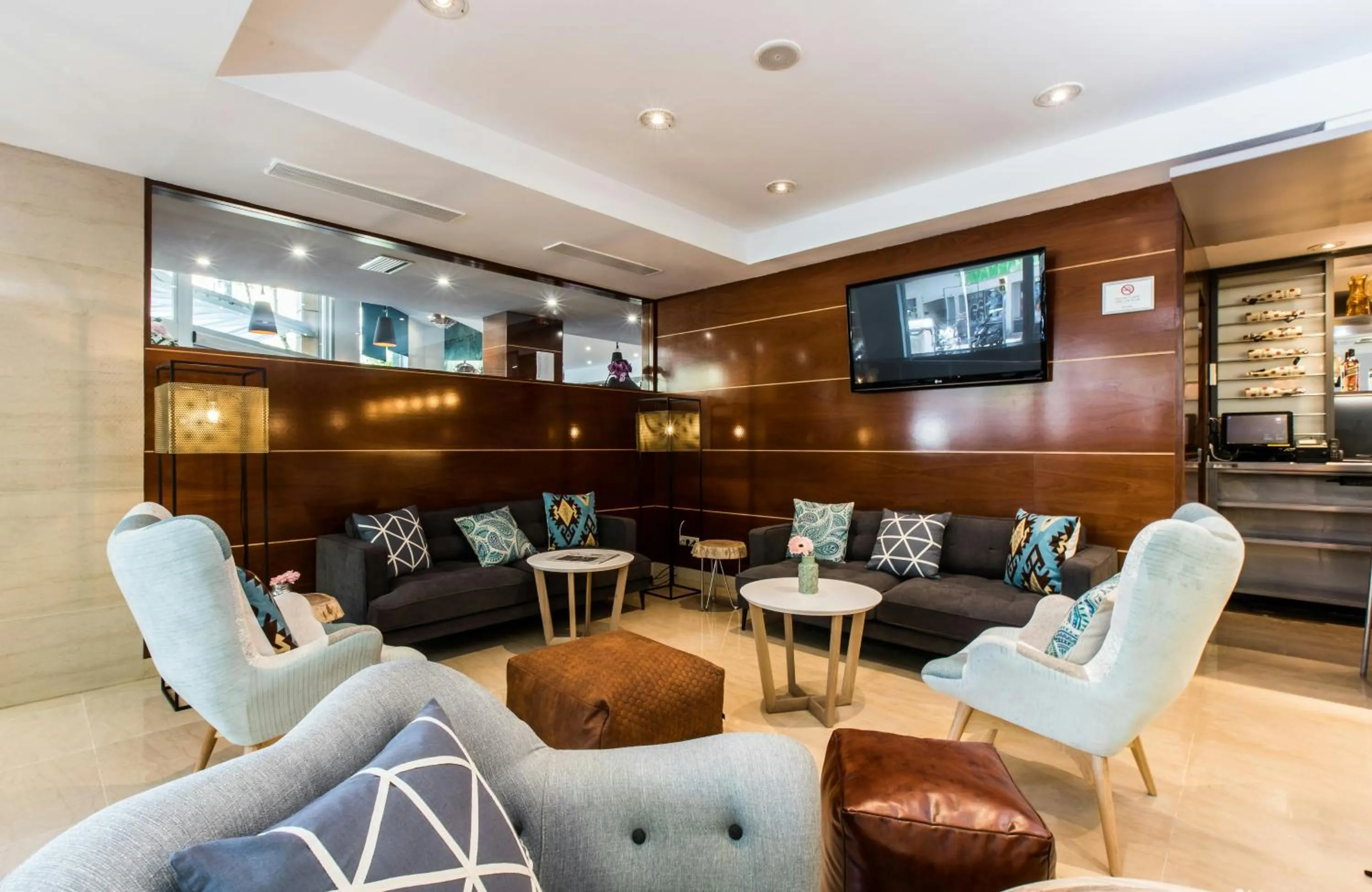 Lounge or bar in Leonardo Hotel Barcelona Gran Via