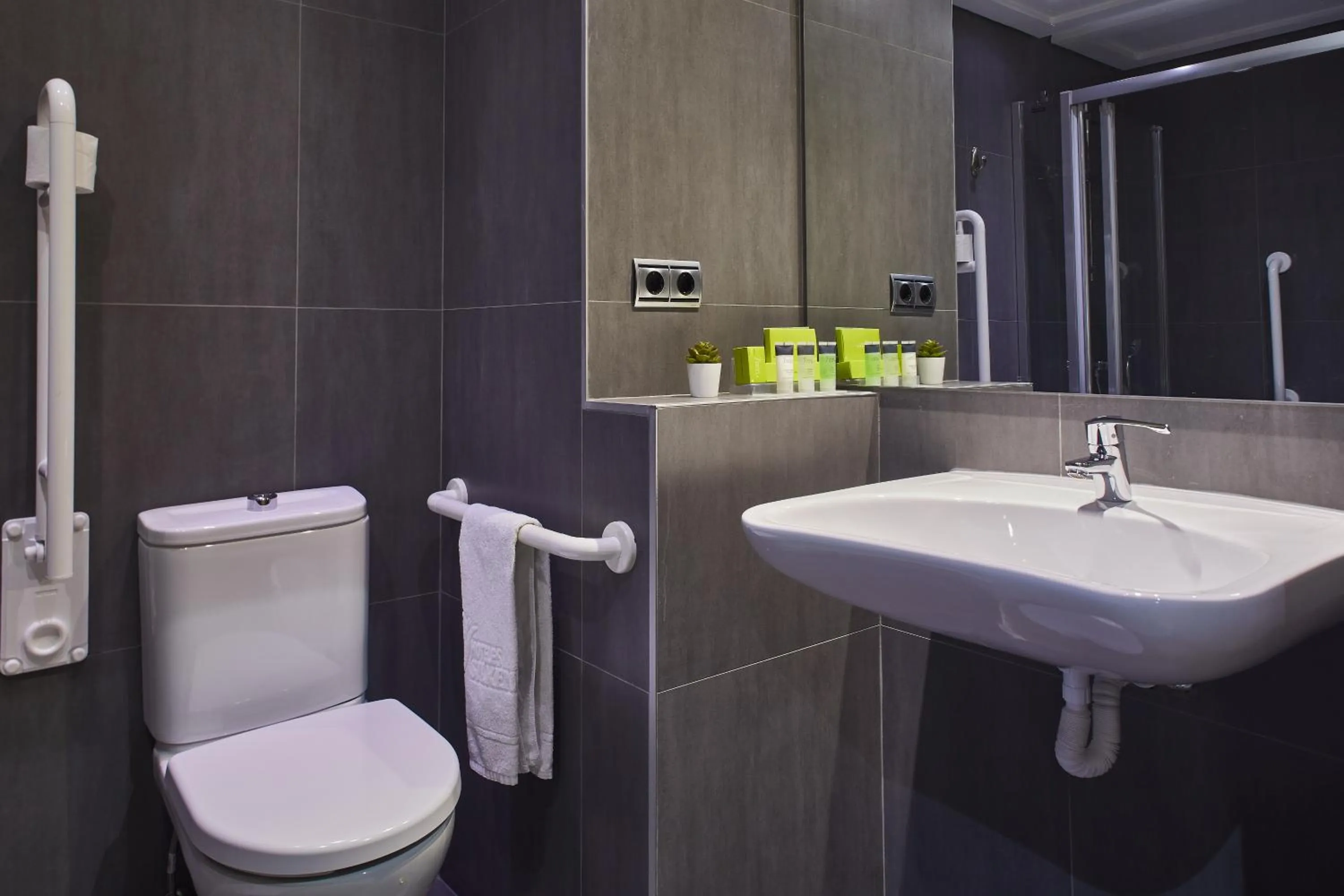 Shower in Silken Juan de Austria