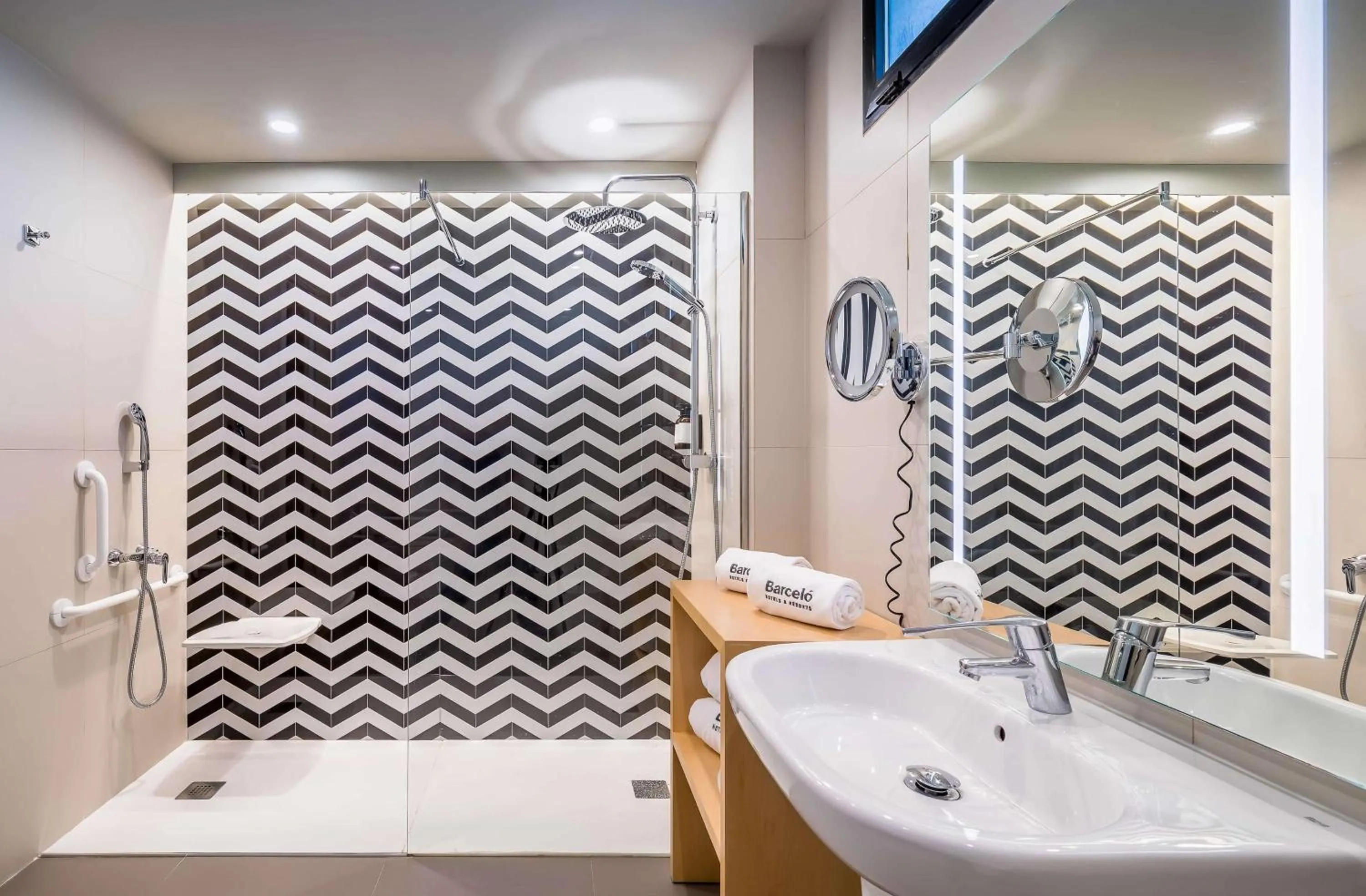 Bathroom in Barceló Murcia Siete Coronas