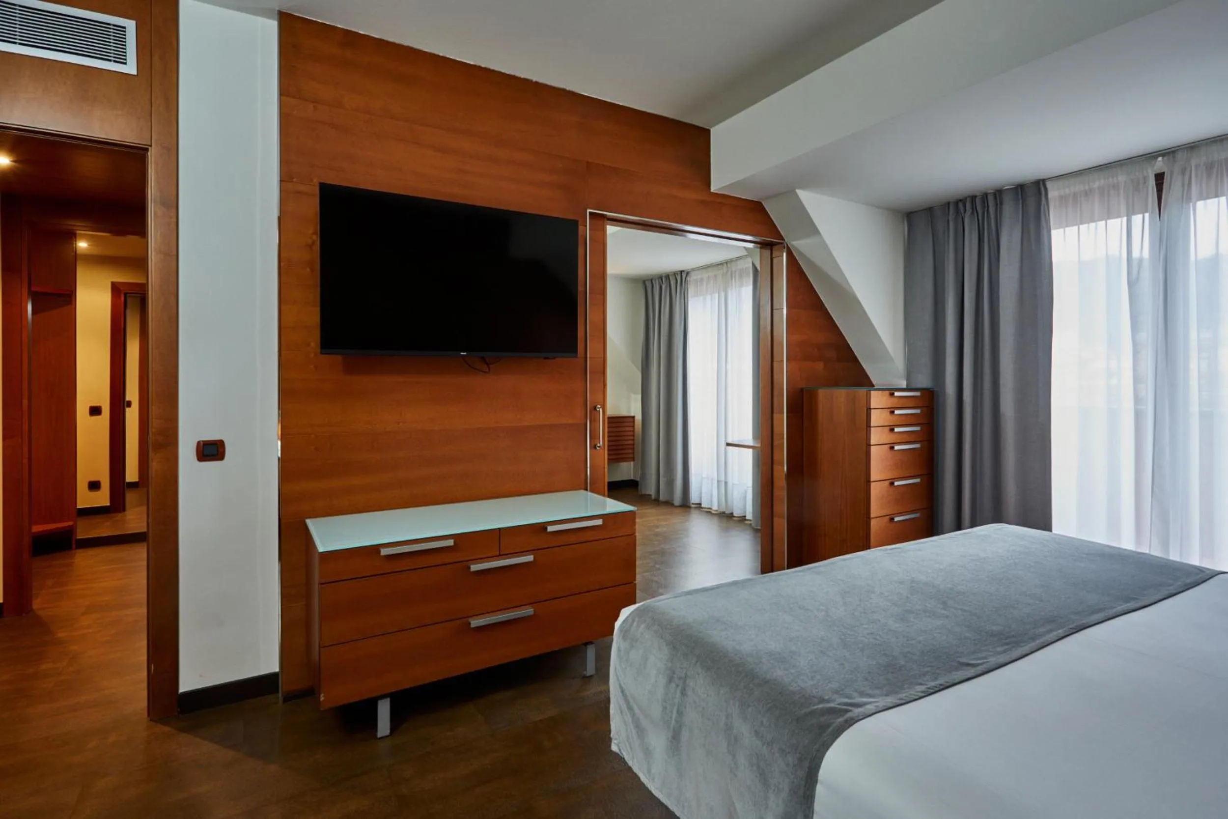 Photo of the whole room, Bed in Silken Monumental Naranco