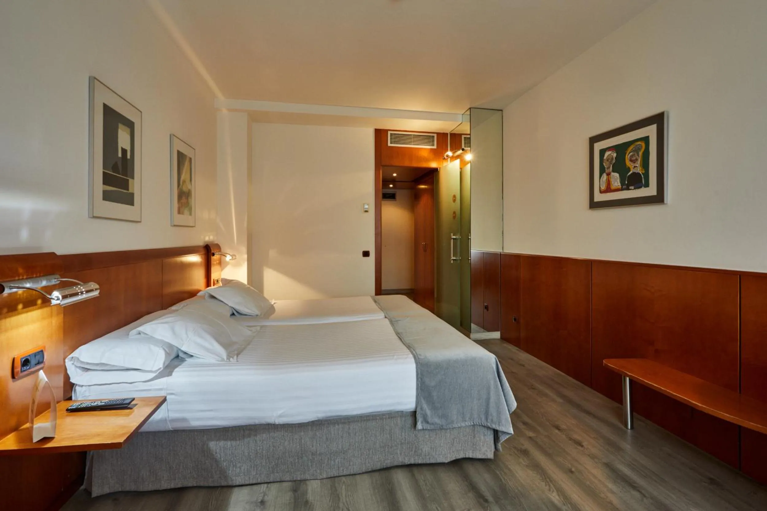 Photo of the whole room, Bed in Silken Monumental Naranco