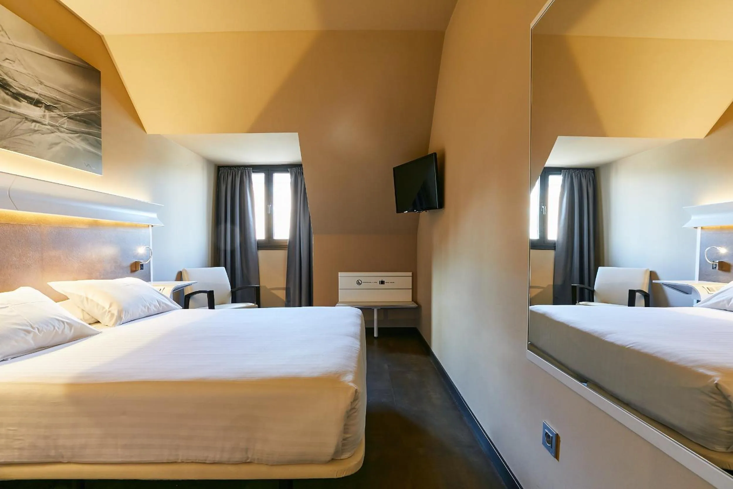 Photo of the whole room, Bed in Silken Monumental Naranco