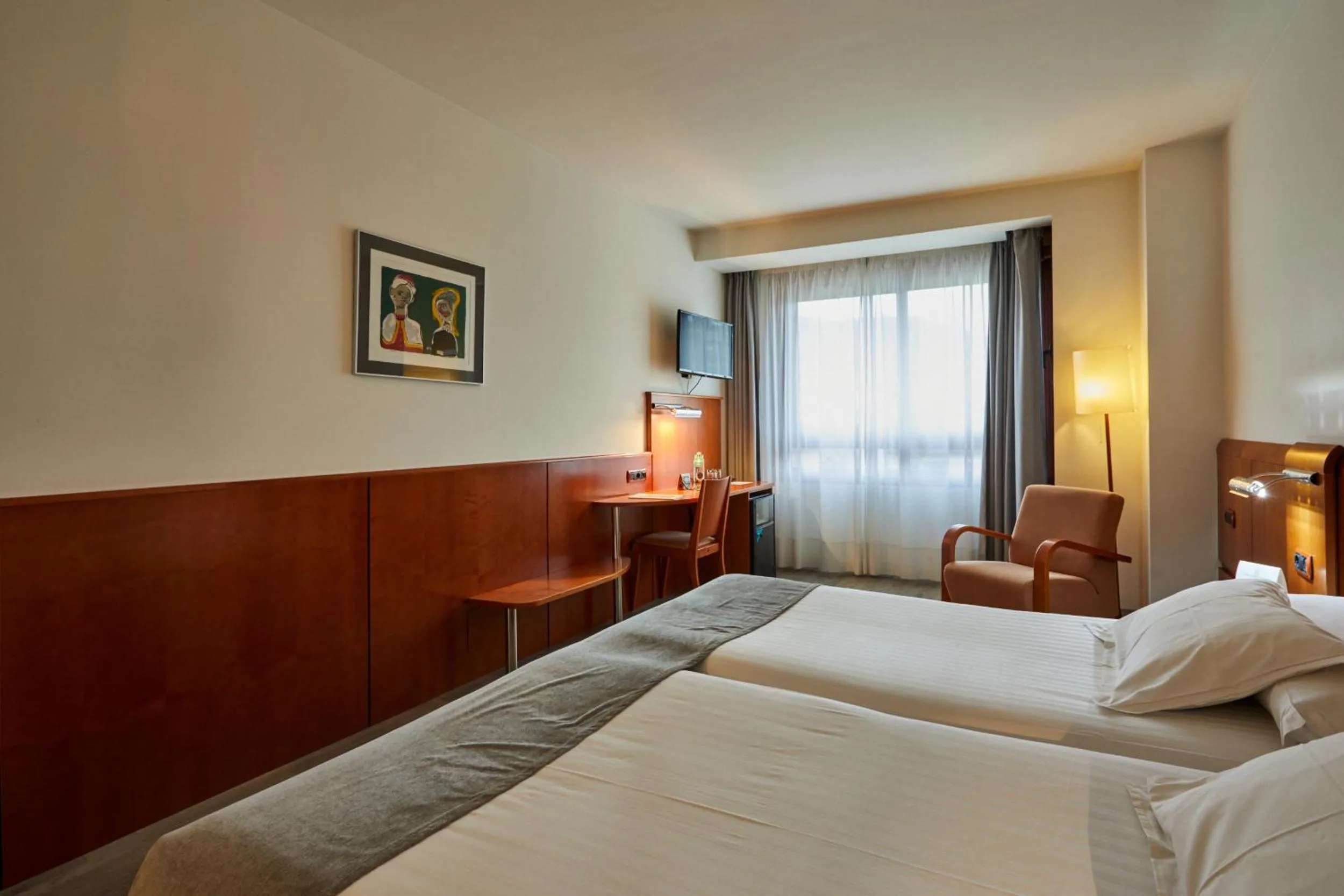 Photo of the whole room, Bed in Silken Monumental Naranco