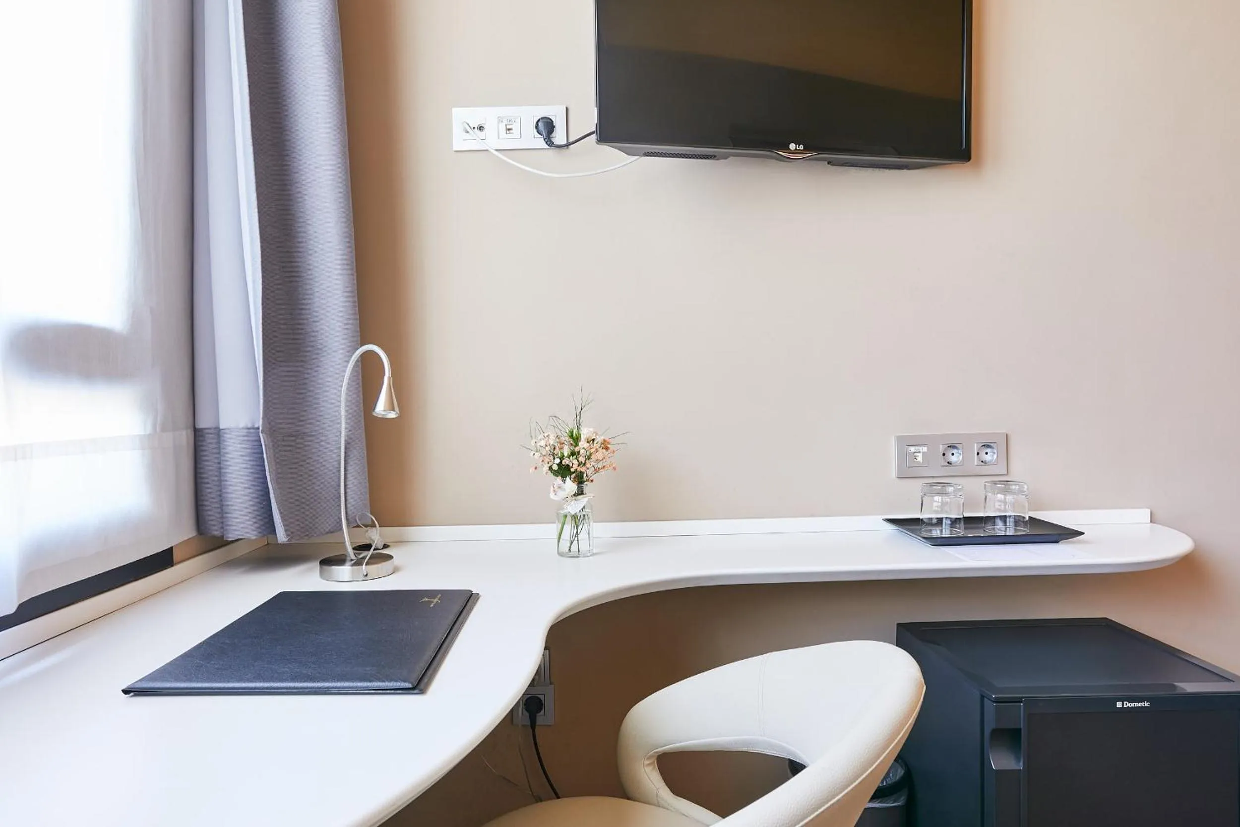 Photo of the whole room in Silken Monumental Naranco