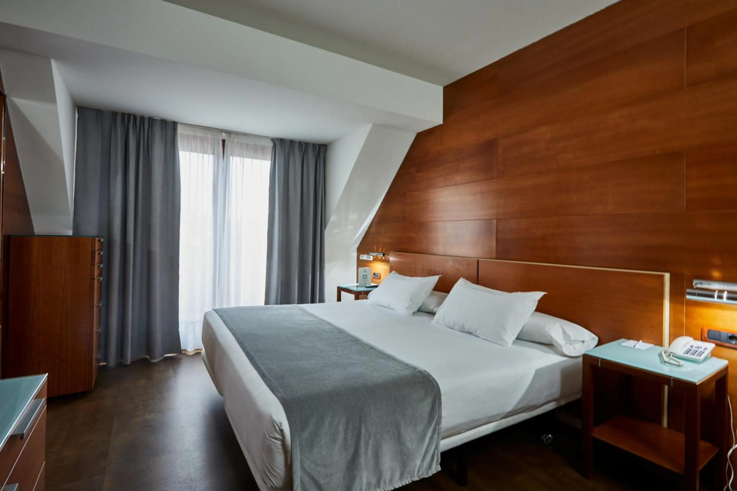 Photo of the whole room, Bed in Silken Monumental Naranco