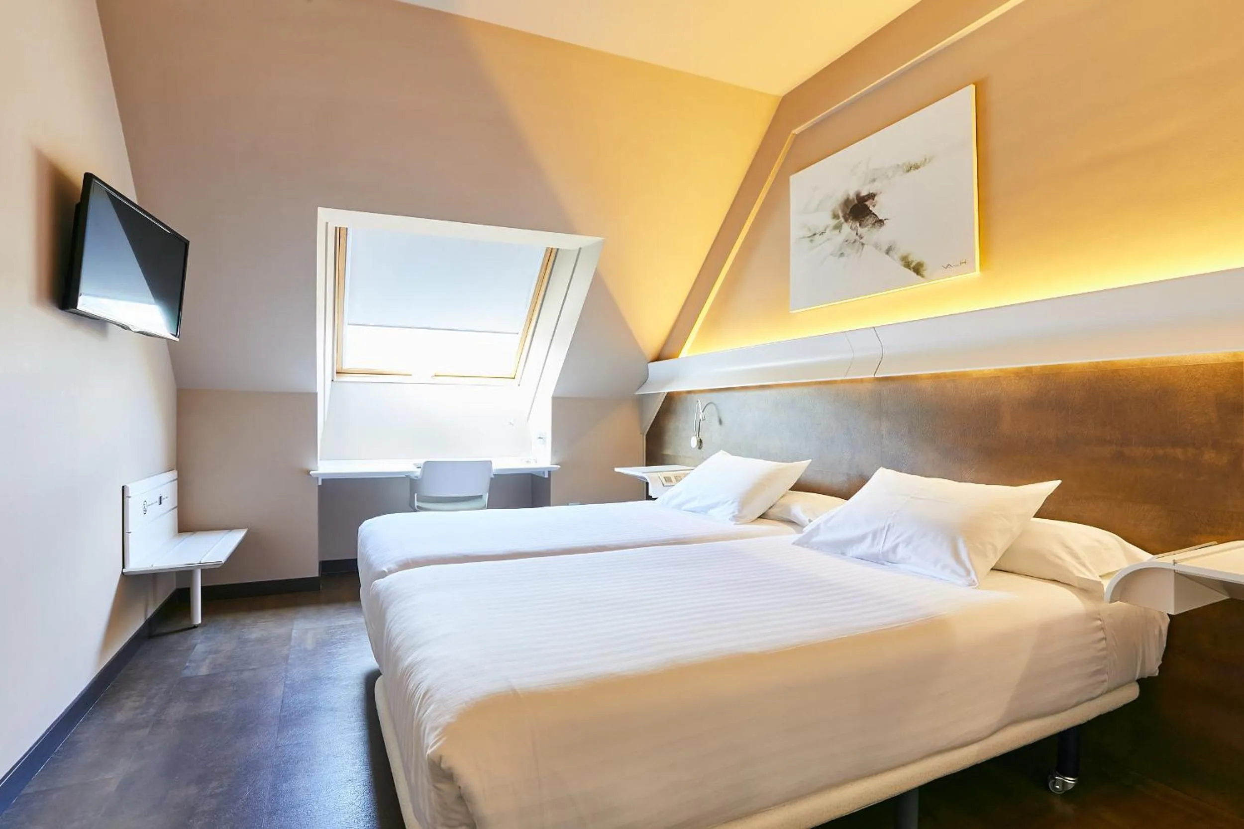 Photo of the whole room, Bed in Silken Monumental Naranco