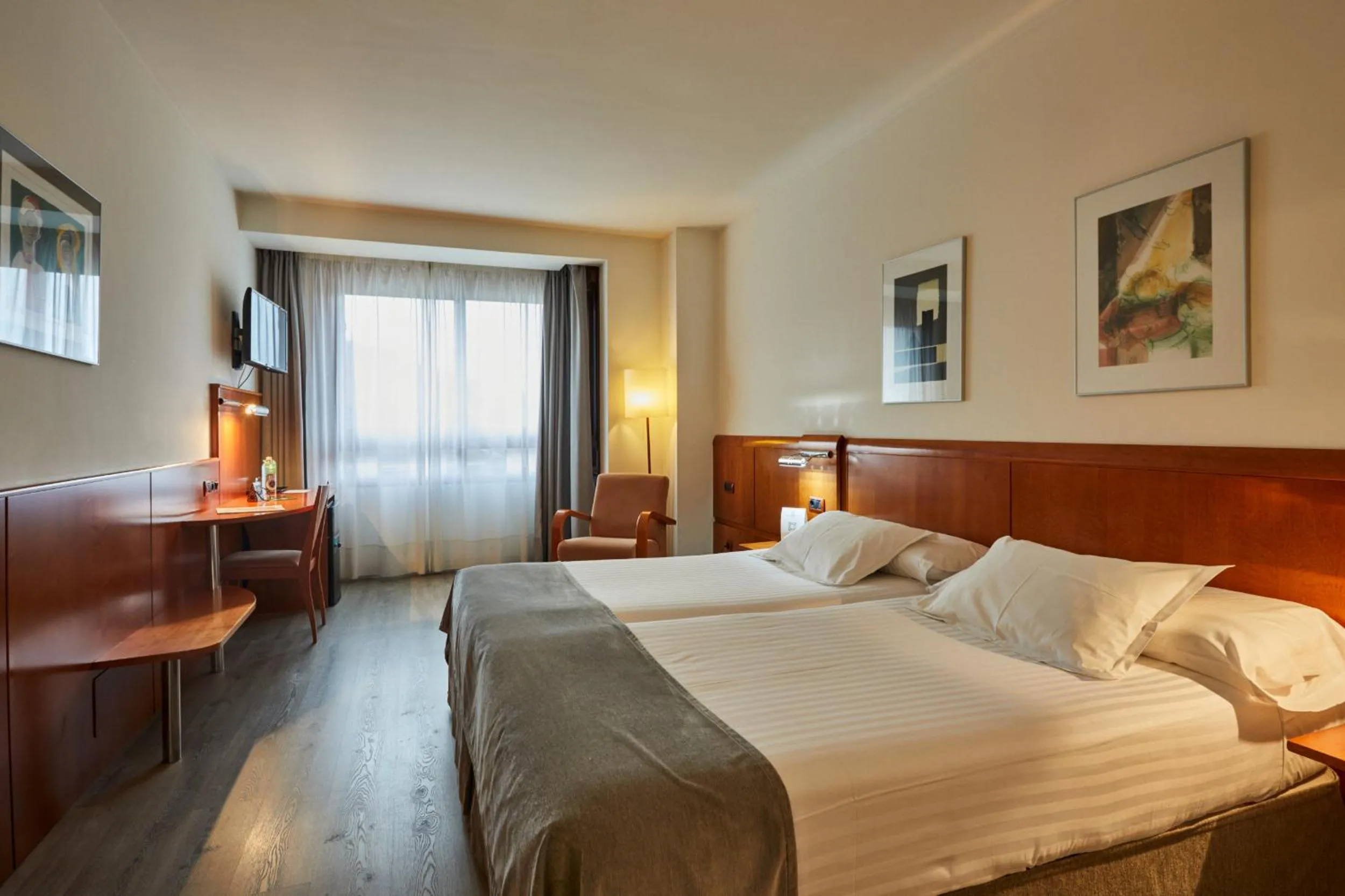 Photo of the whole room, Bed in Silken Monumental Naranco