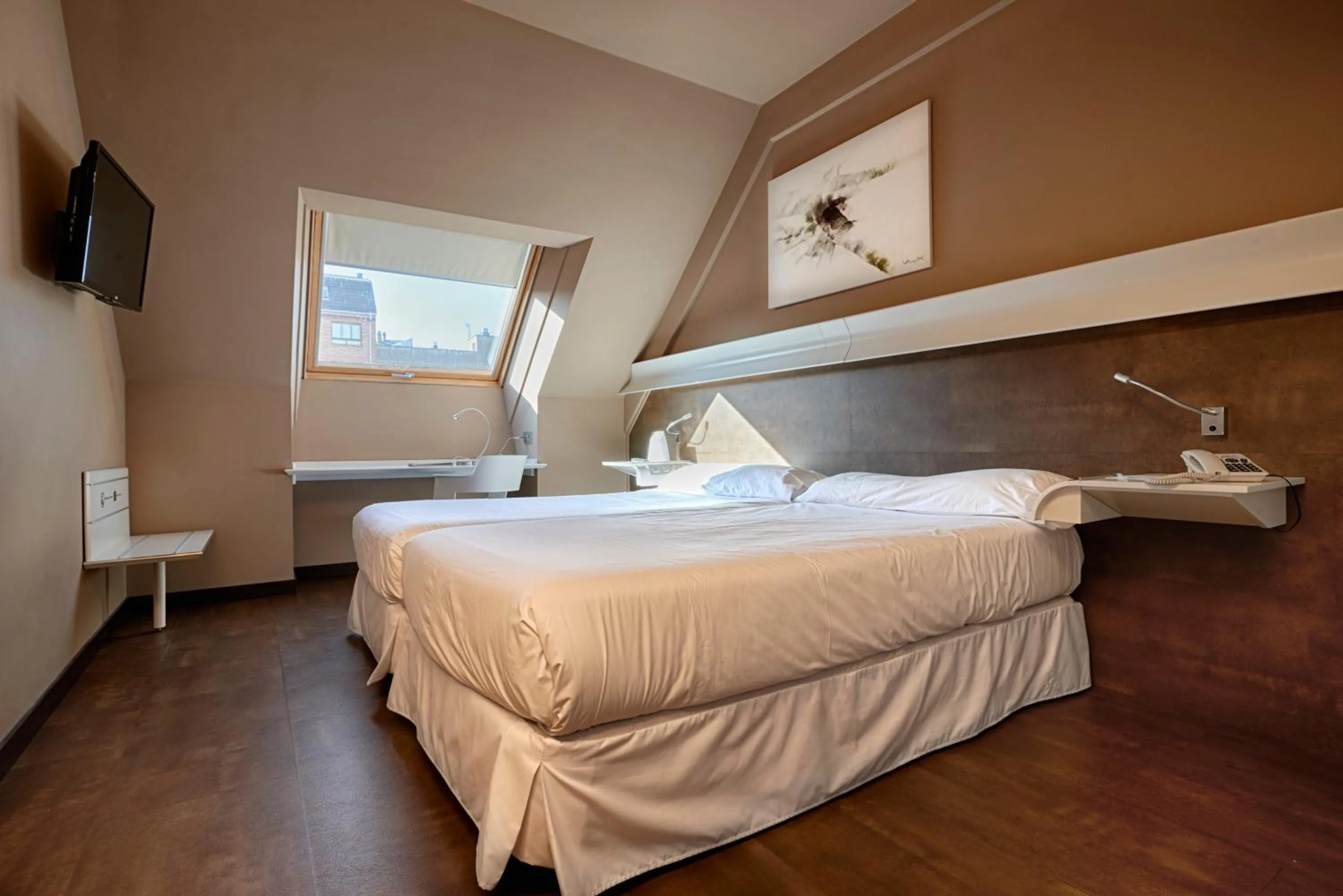 Photo of the whole room, Bed in Silken Monumental Naranco