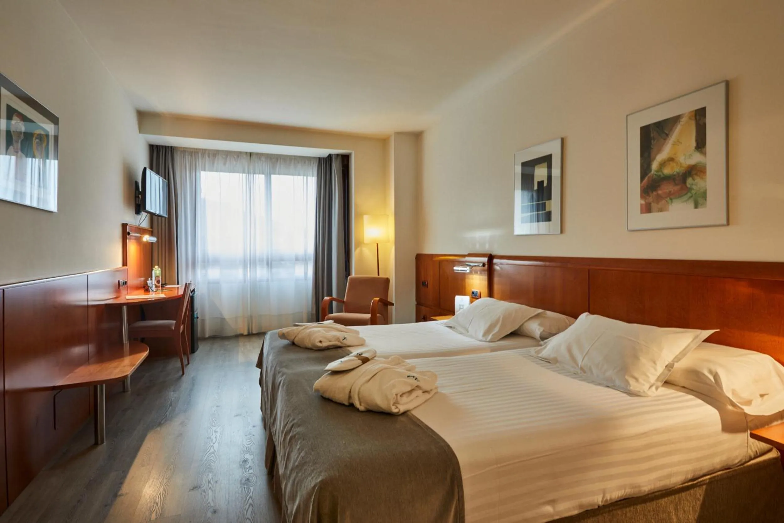 Photo of the whole room, Bed in Silken Monumental Naranco