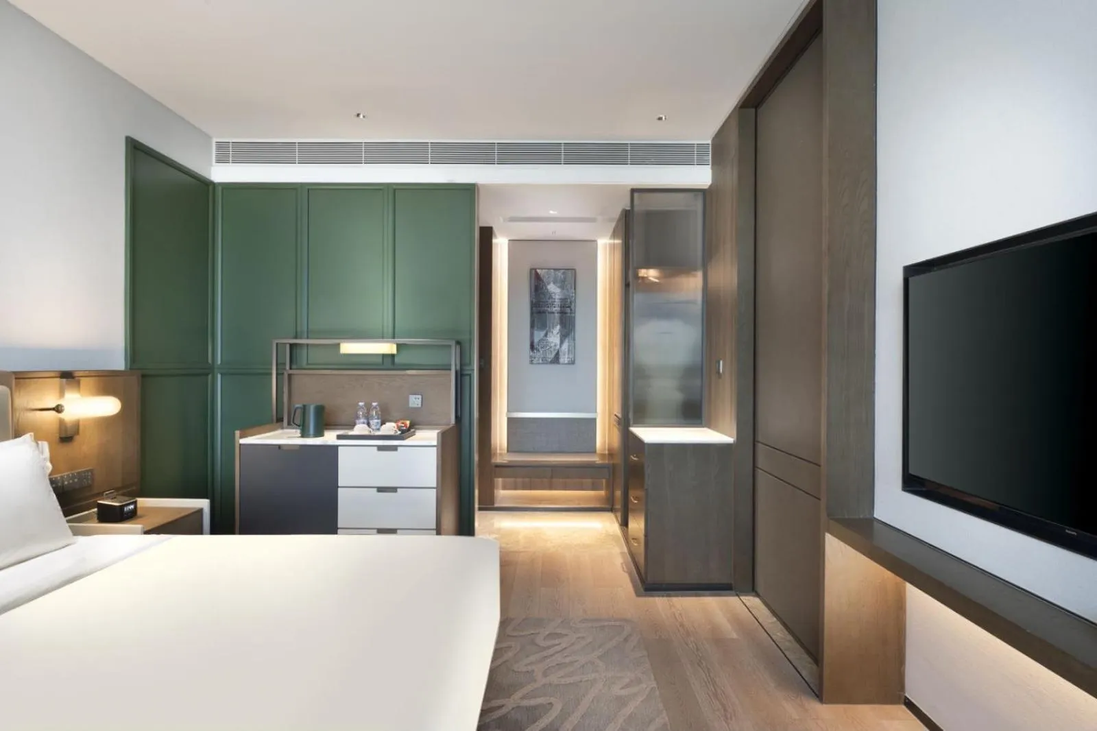 Photo of the whole room, Bed in The Barony Jinan East