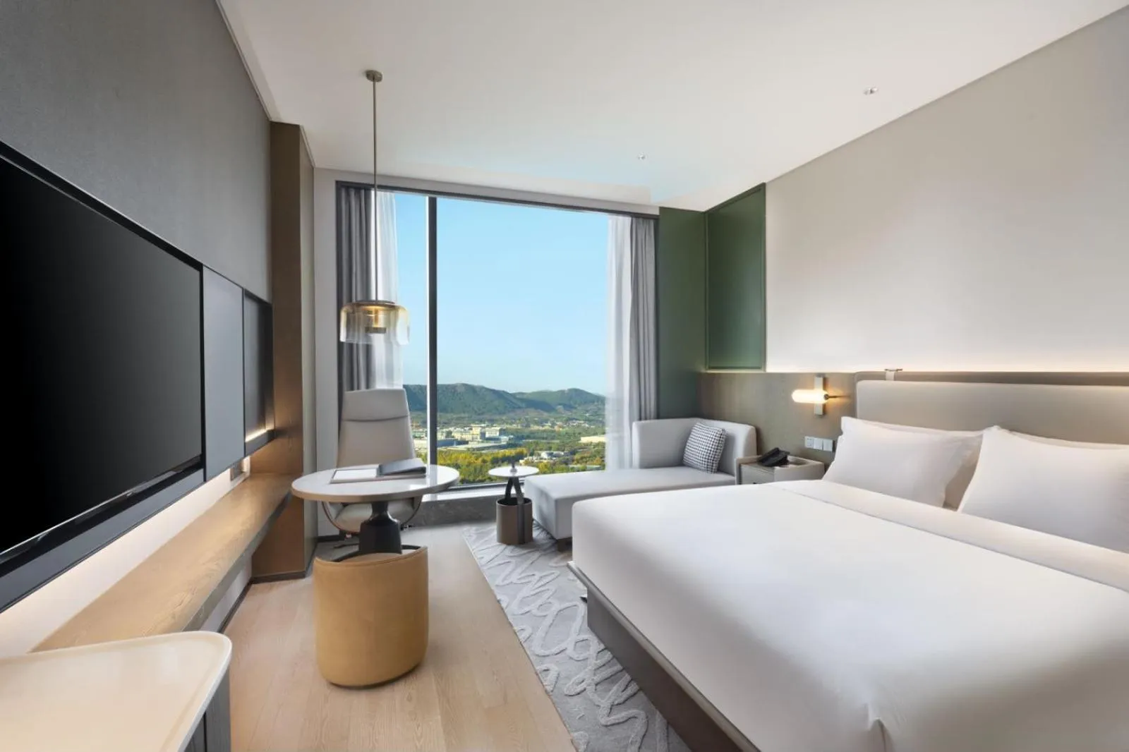 Photo of the whole room, Bed in The Barony Jinan East