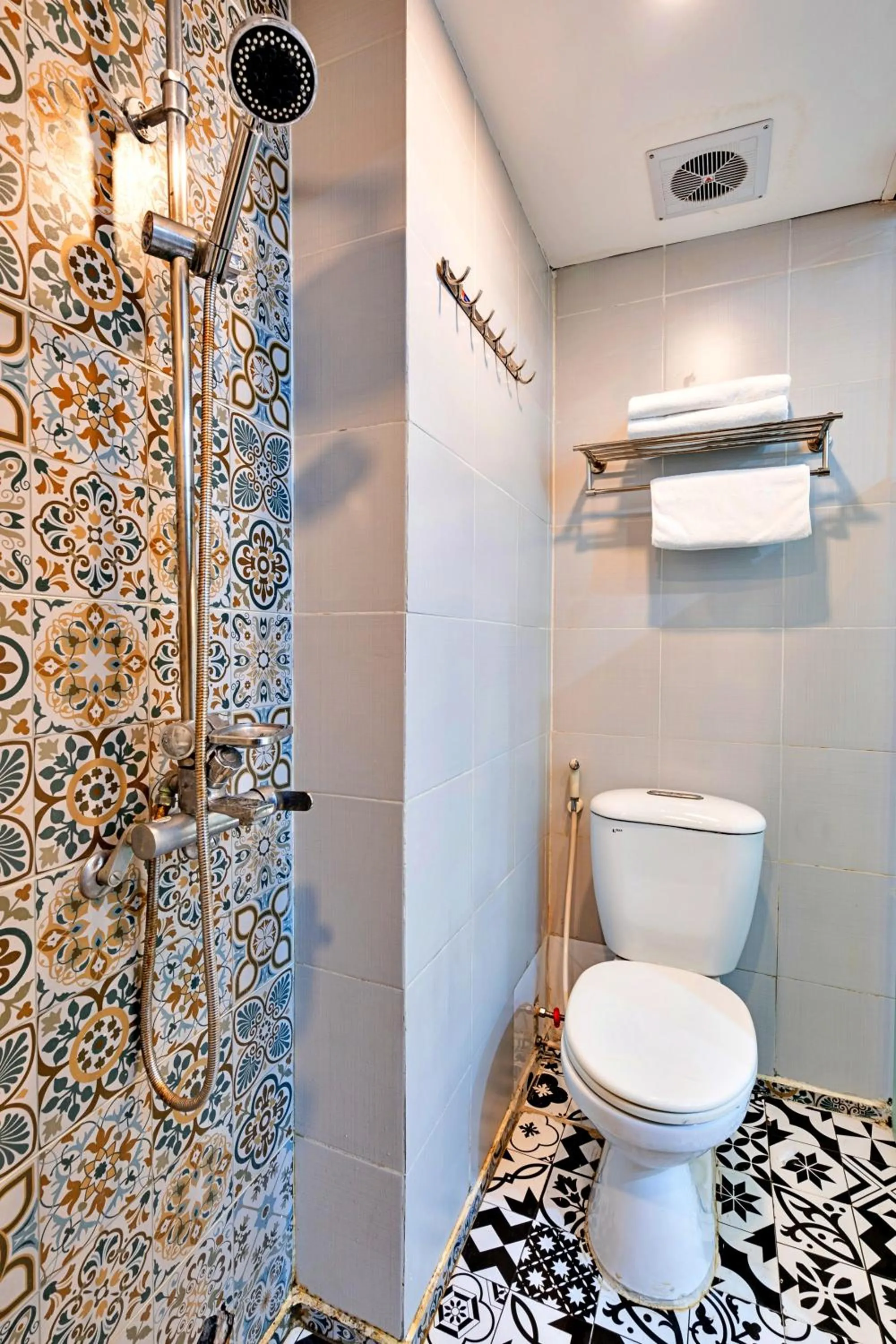 Shower in HANZ Ami Central Hotel