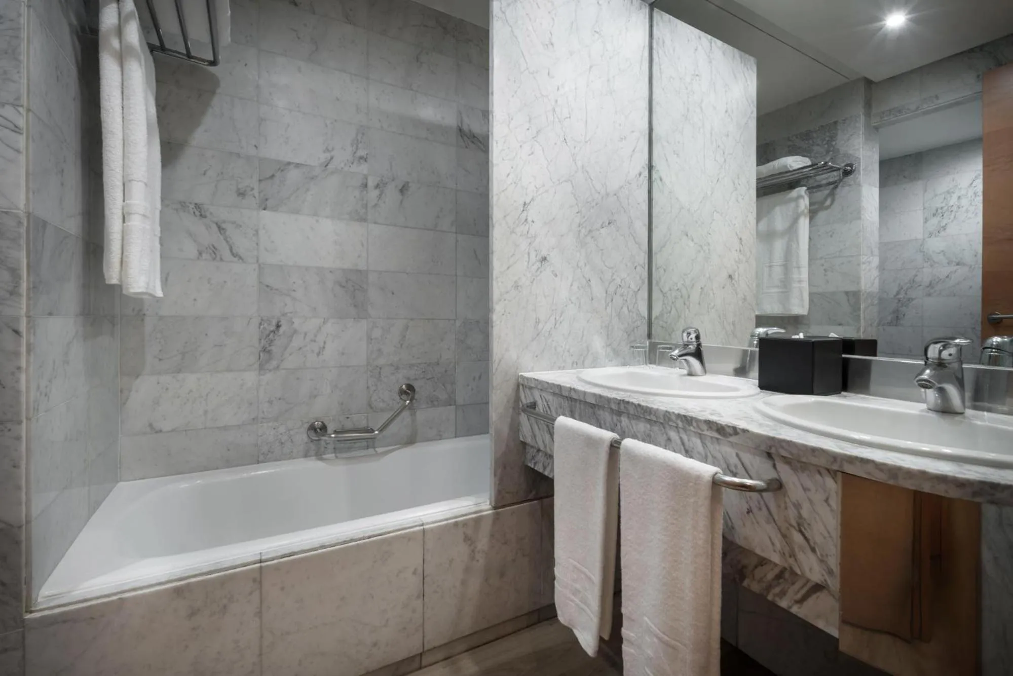 Bath in Eurostars Al-Ándalus Palace