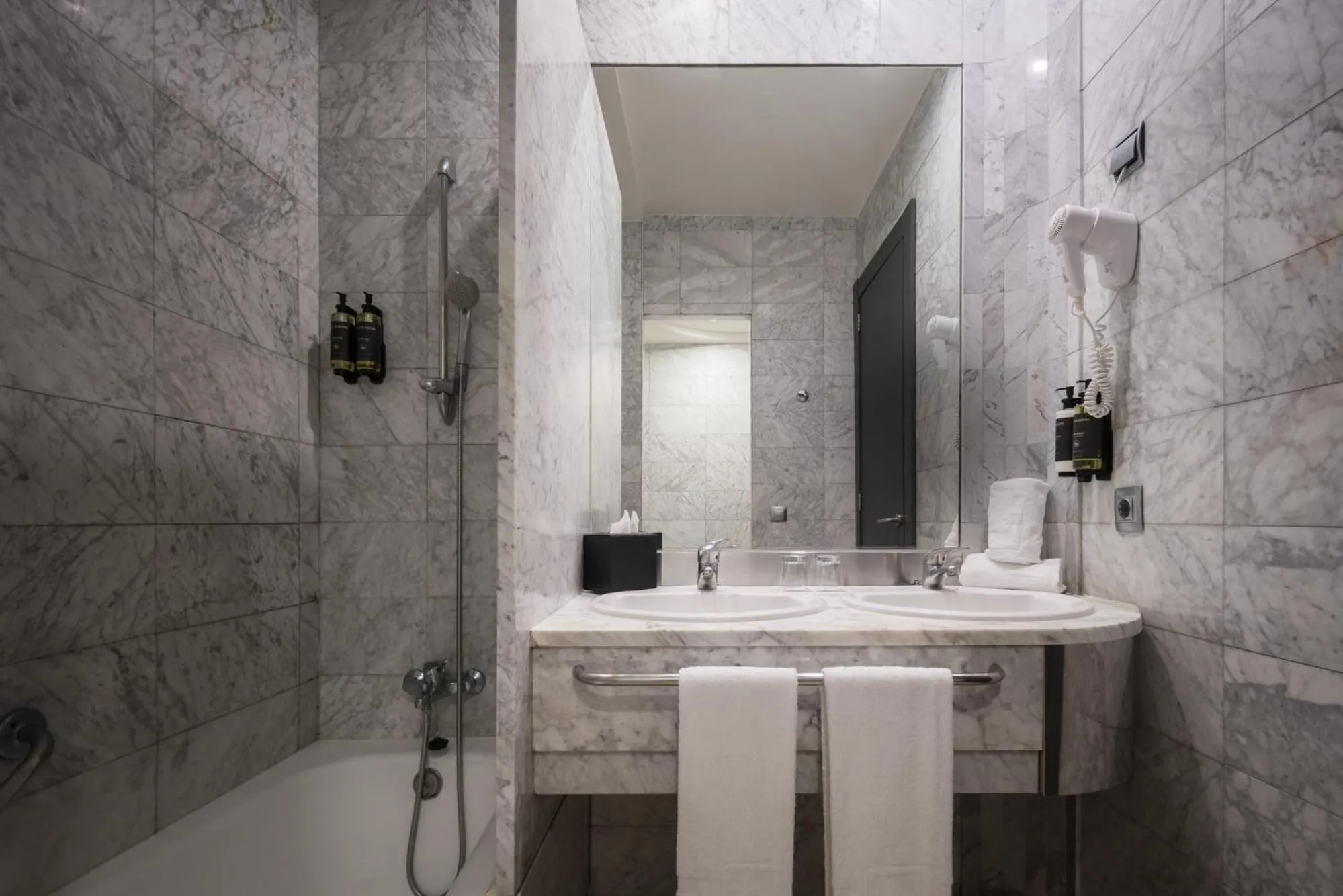 Bath in Eurostars Al-Ándalus Palace