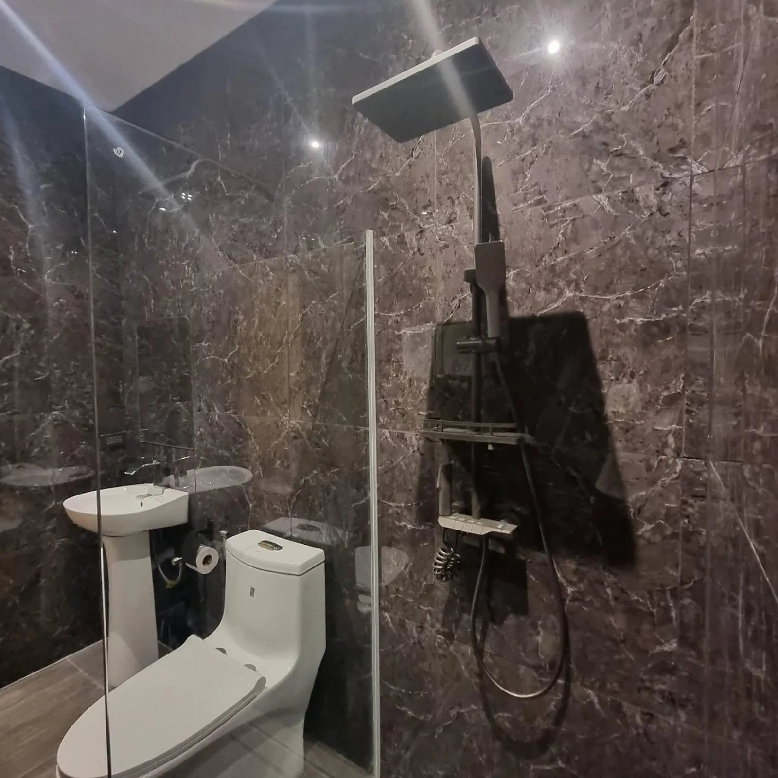 Shower in Eekos Bed and Breakfast