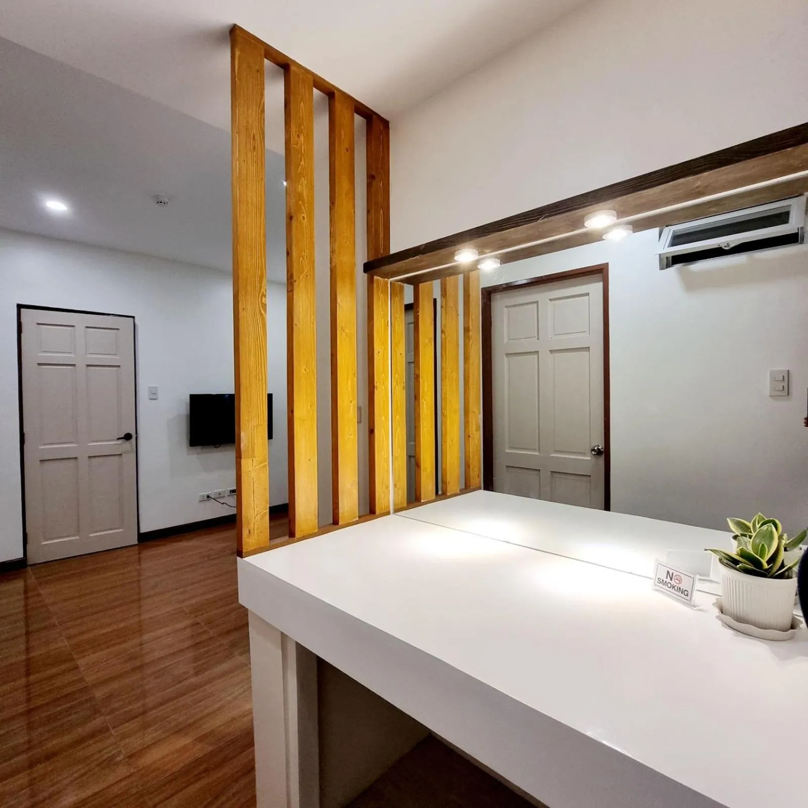wardrobe in Eekos Bed and Breakfast