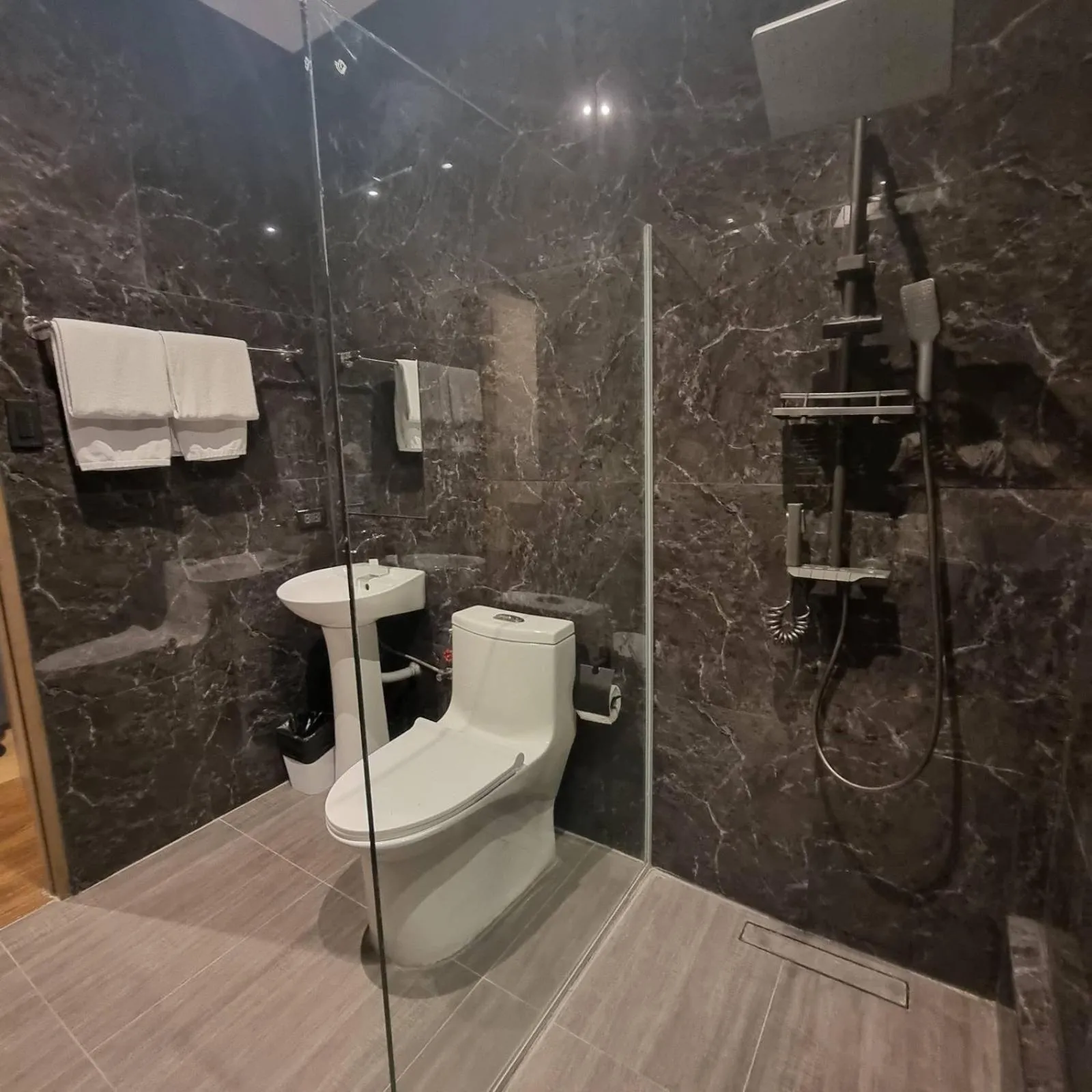 Shower in Eekos Bed and Breakfast