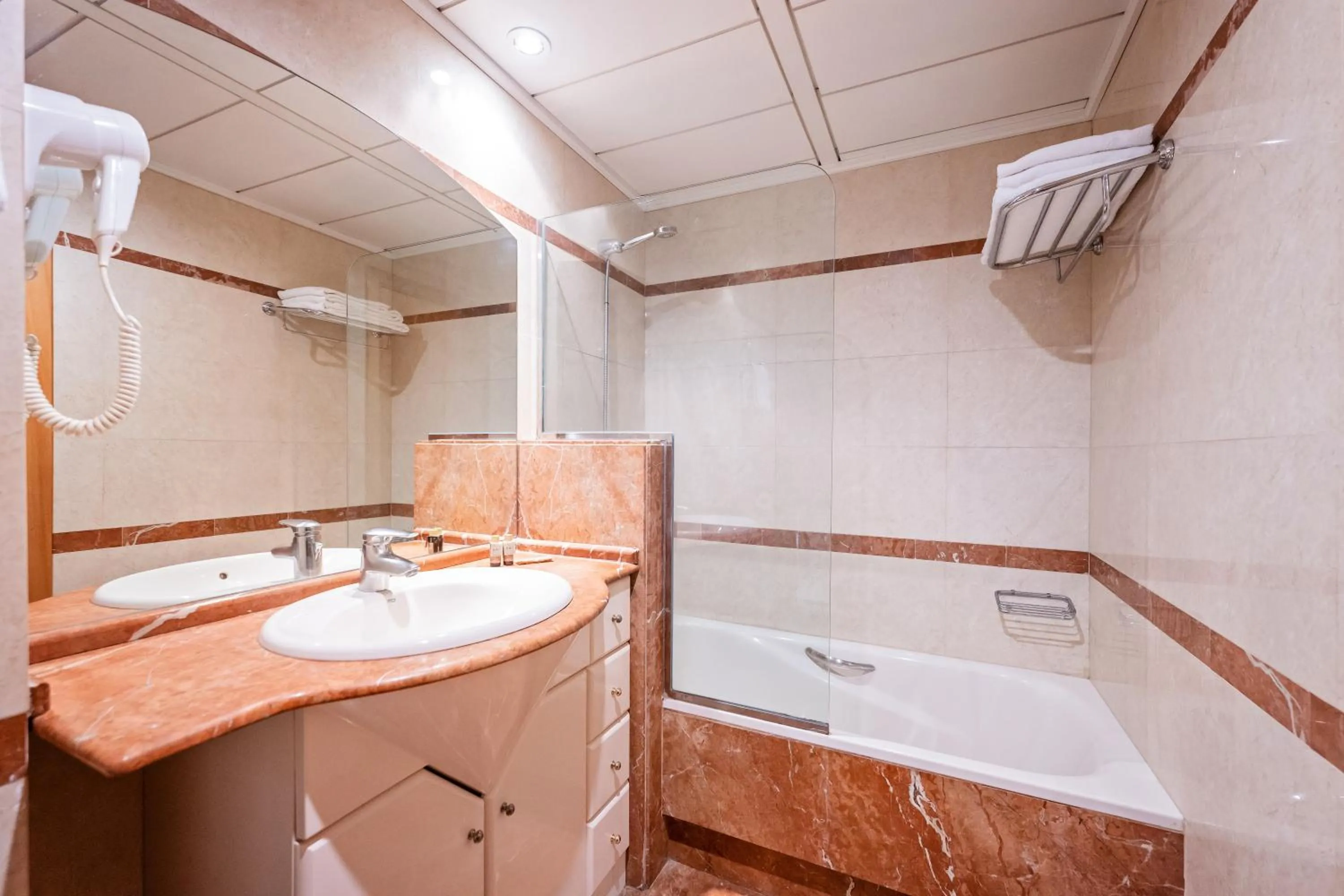 Shower in Apartaments Marina - Abapart