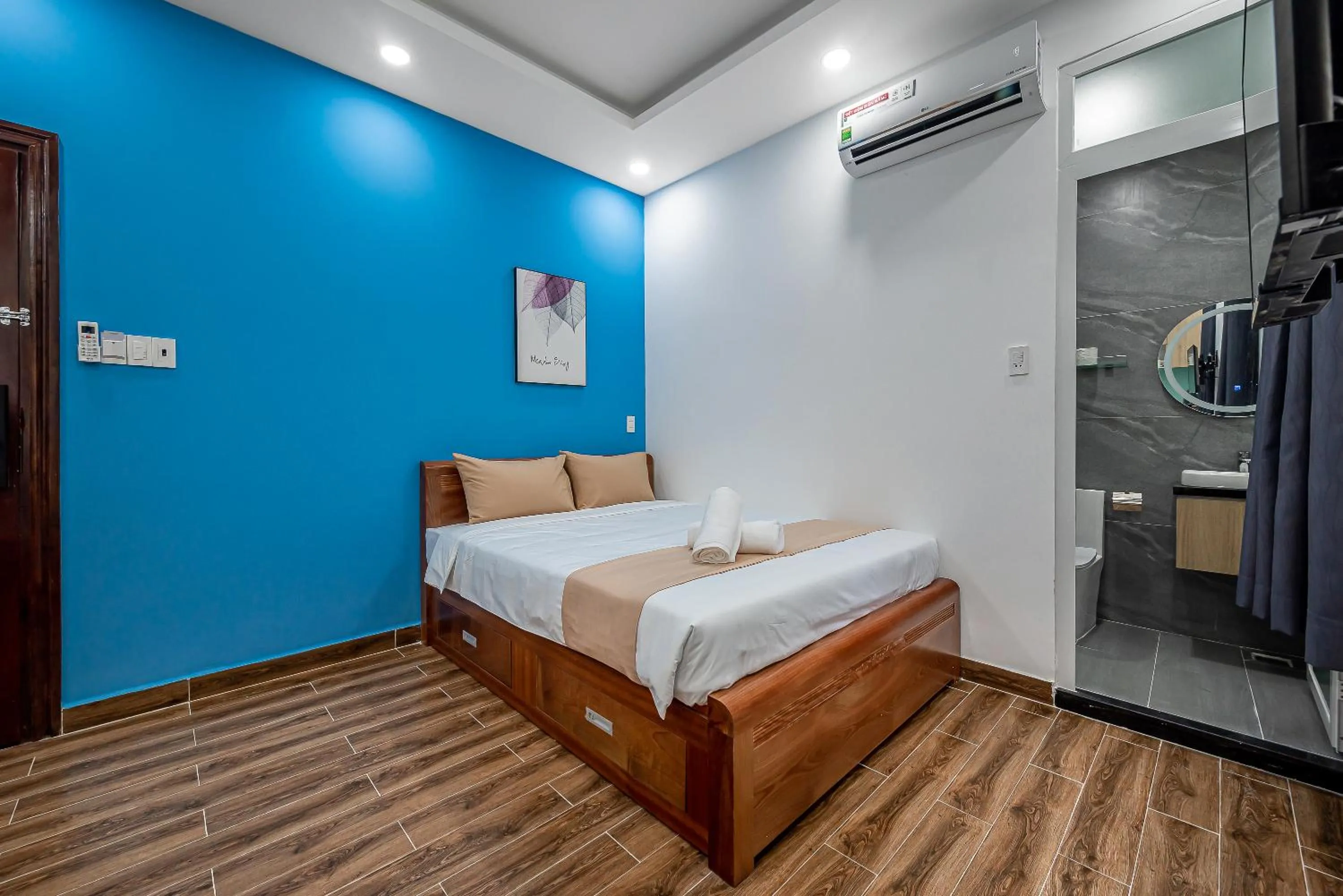 Photo of the whole room, Bed in Cozrum Homes - Retro House