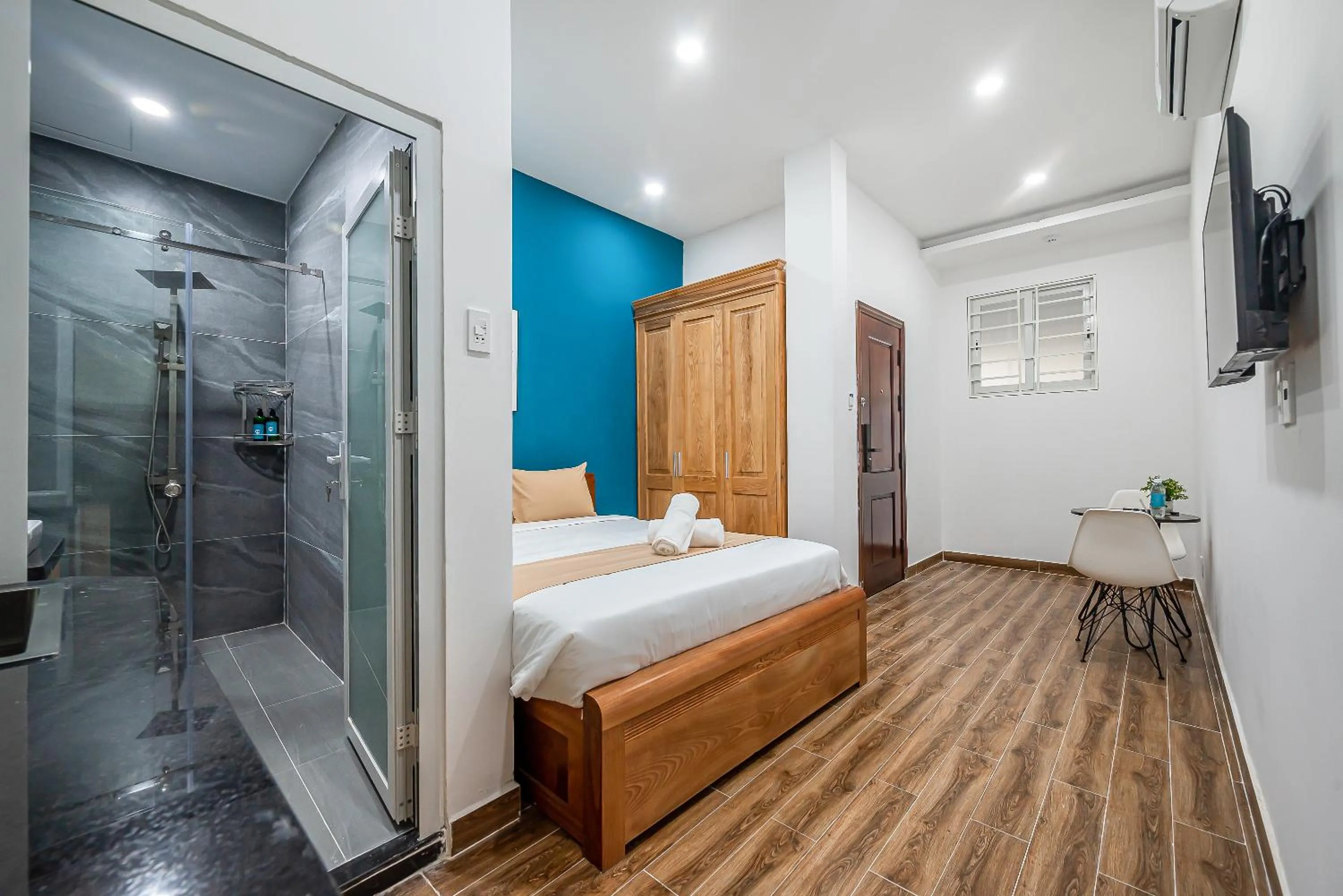 Shower, Bed in Cozrum Homes - Retro House