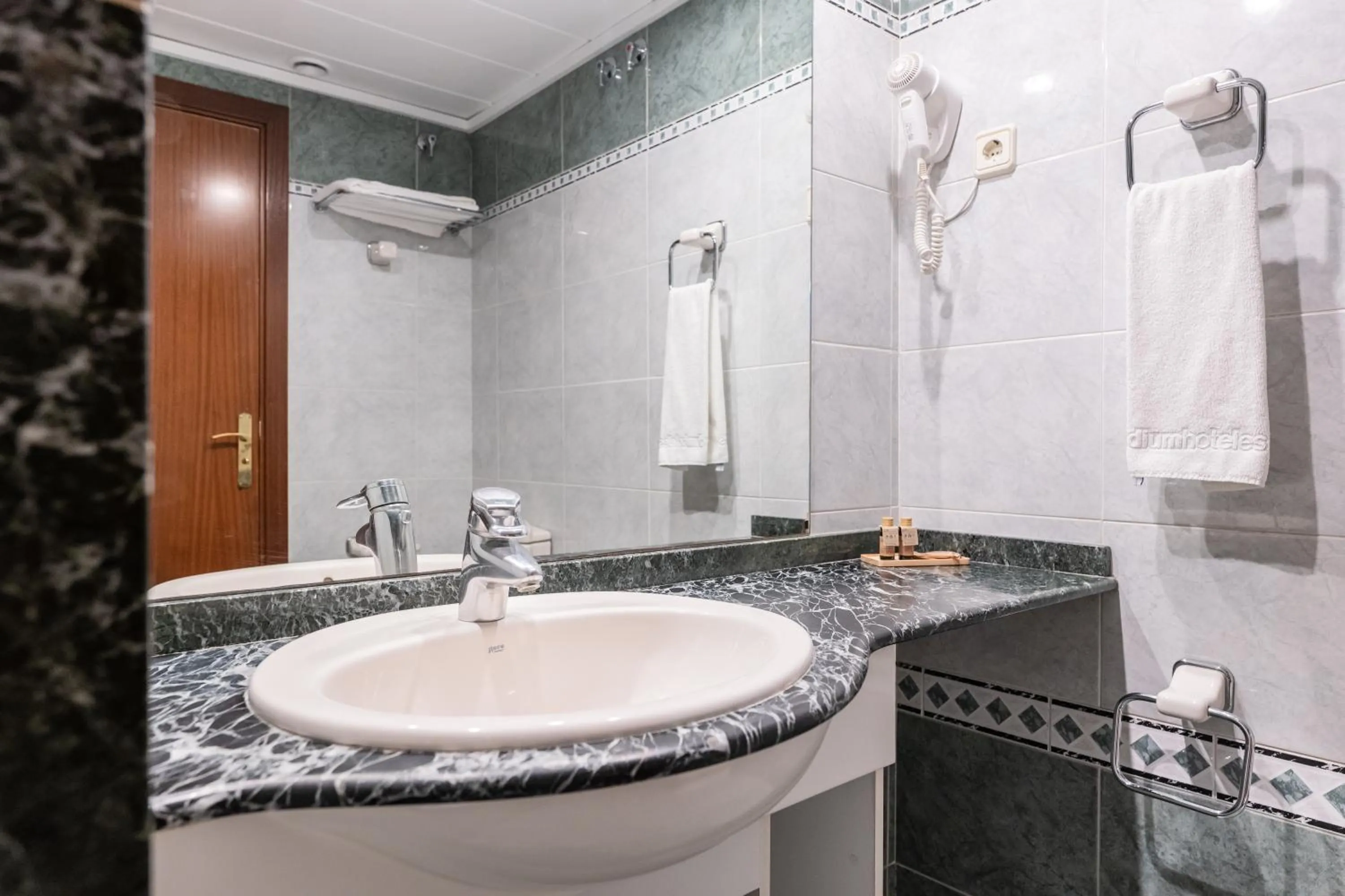 Shower in Aparthotel Napols - Abapart