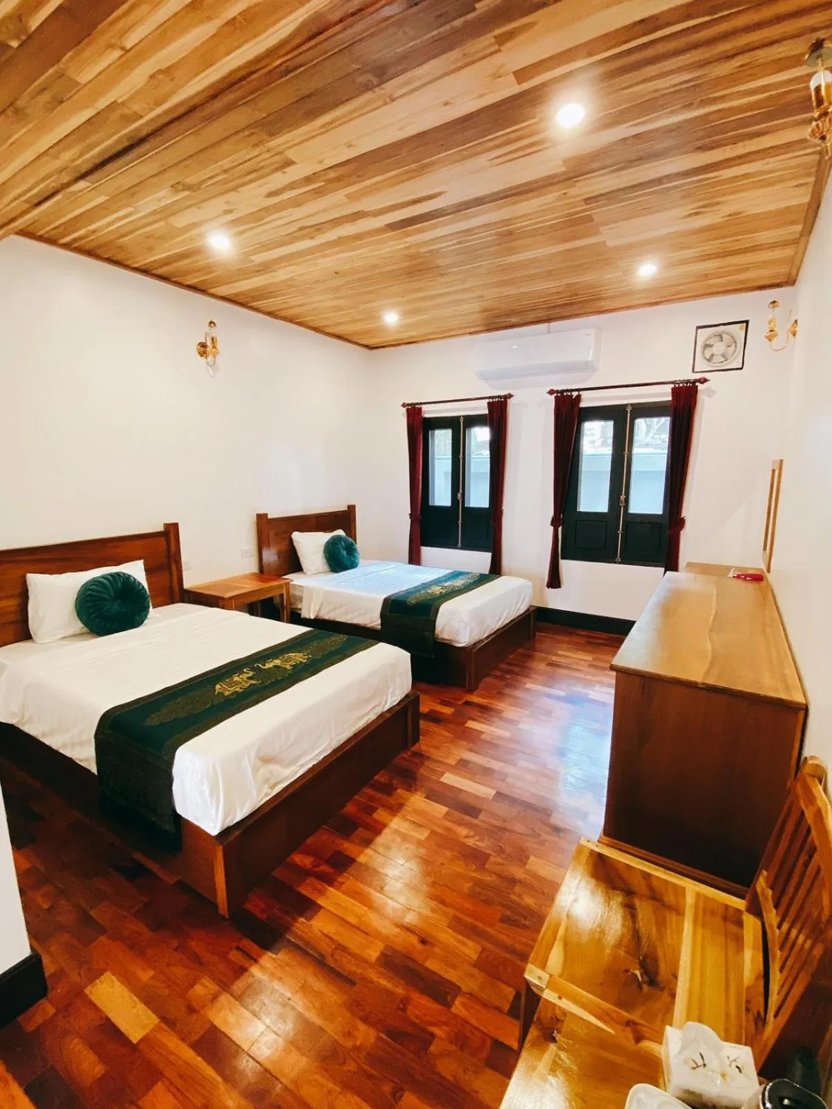 Photo of the whole room, Bed in Opera Premier Hotel