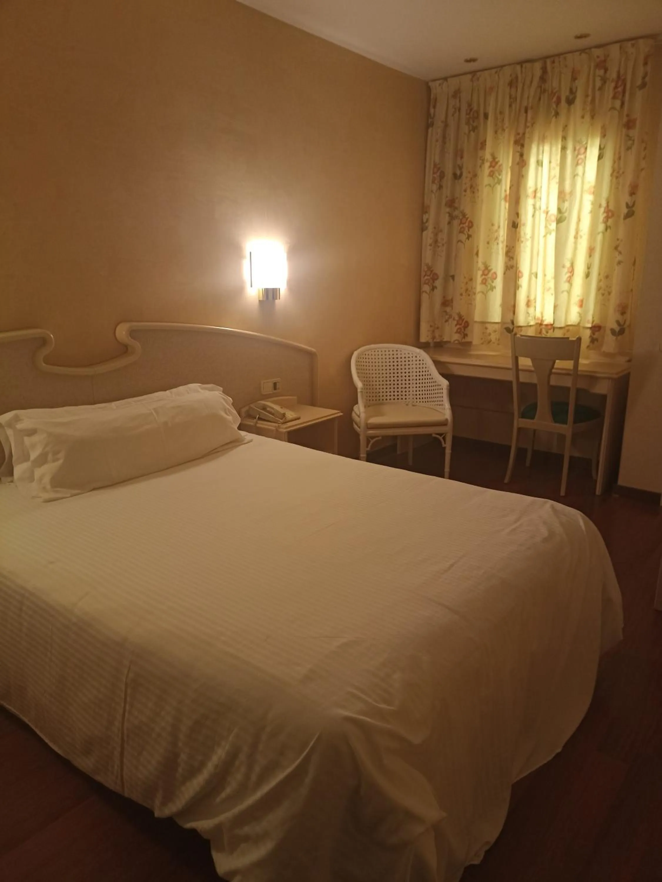 Bedroom, Bed in Hotel Lleó