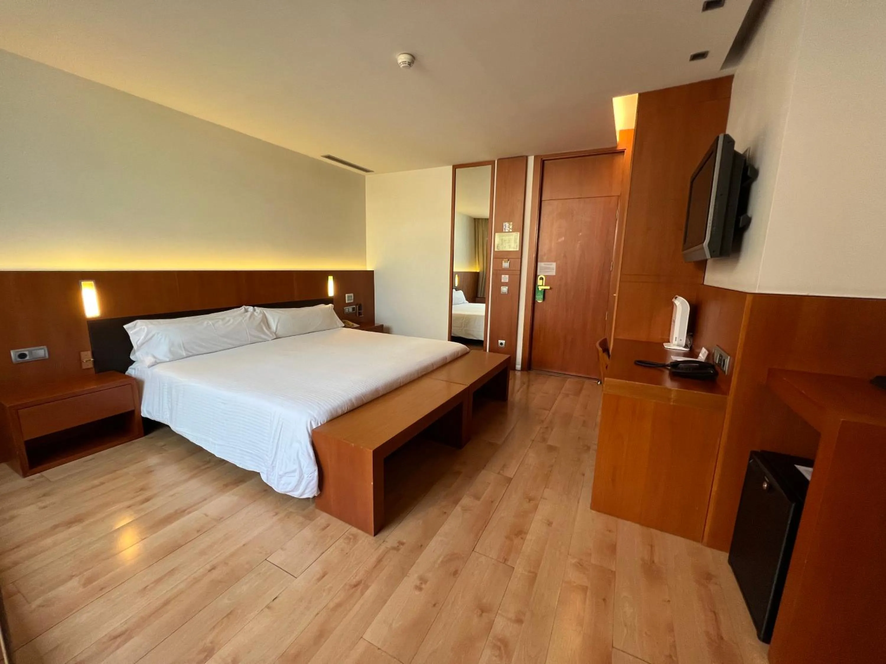 Bedroom, Bed in Hotel Lleó